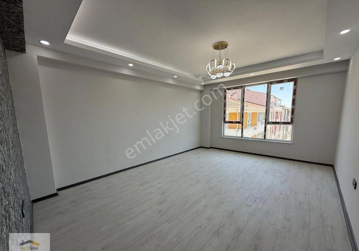 *genç Grup* Sütlüce'de Güzel Konum'da Önü Açık Ferah Geniş 3+1..