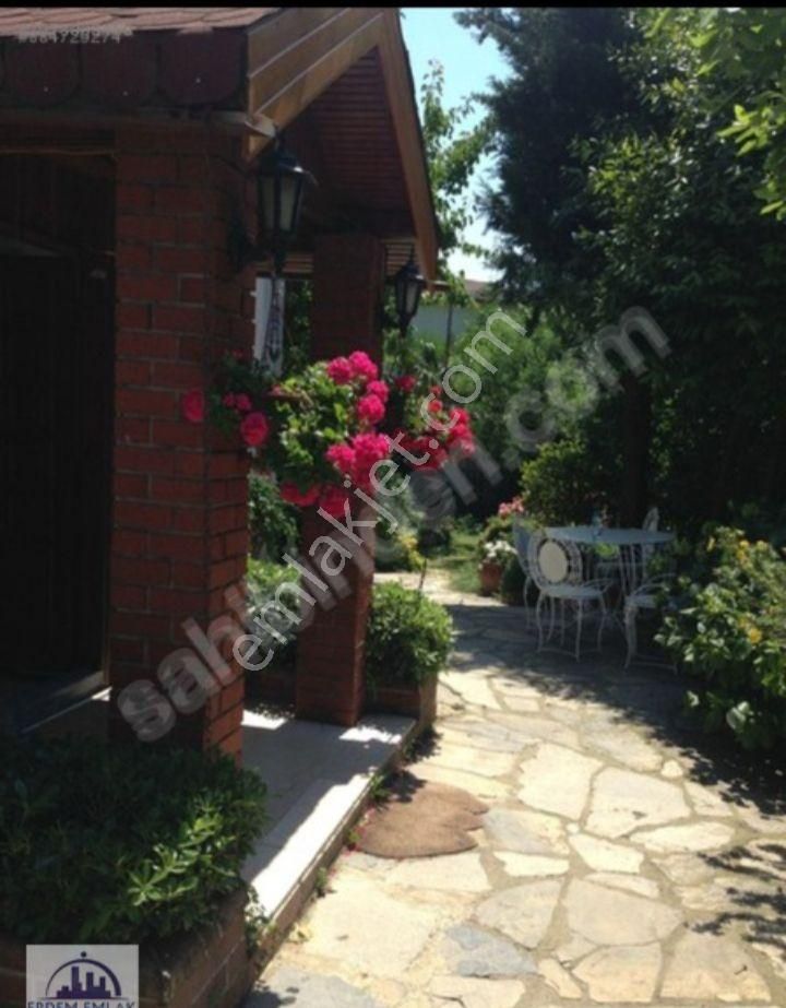 Madende Satılık 4 Katlı Bahceli Bina