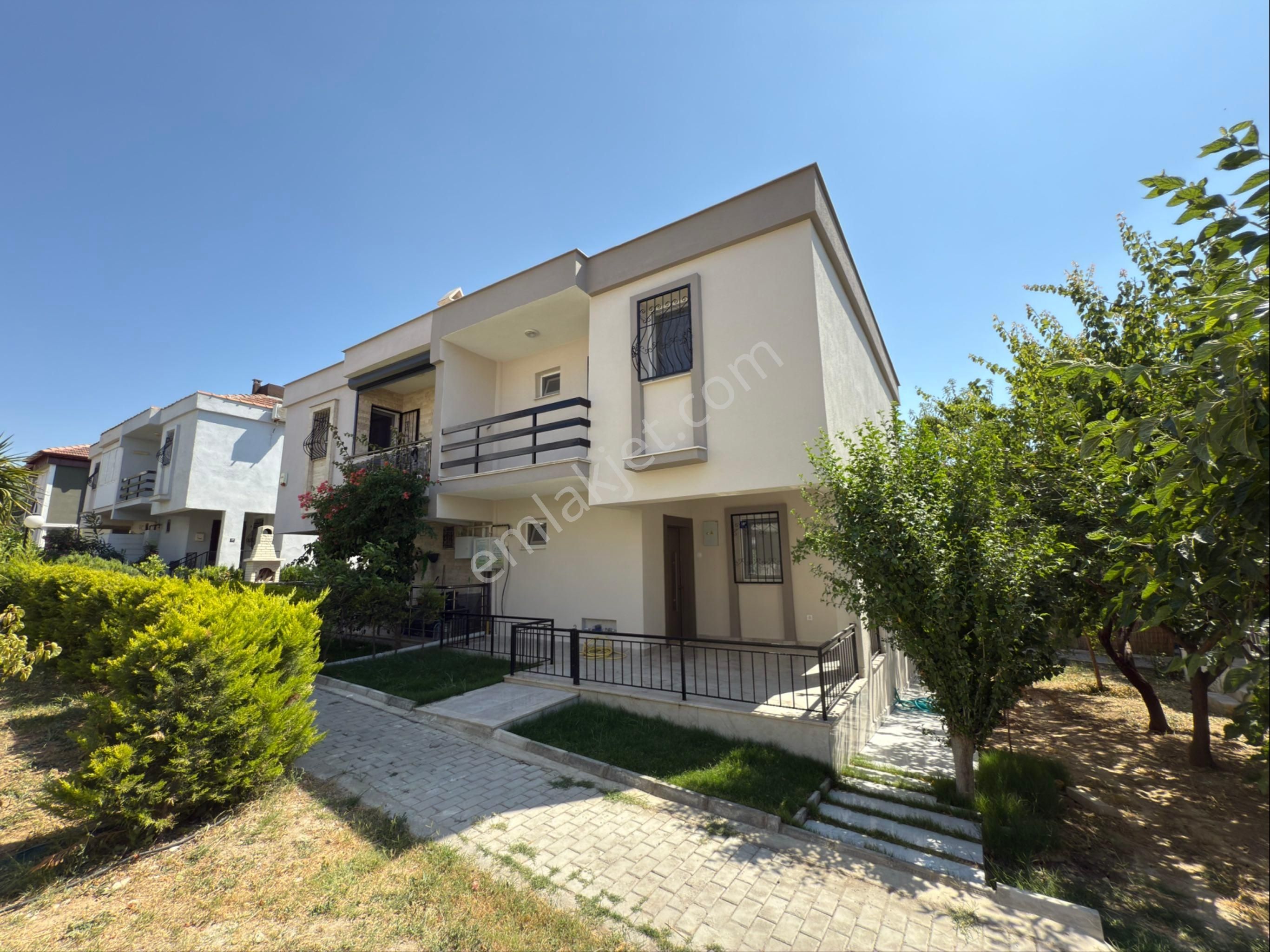 Kuşadası Aksoy Sitesi Full Tadilatlı Satılık Villa
