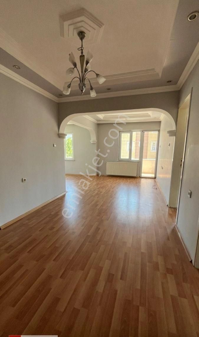 İhsaniye Mahallesi'nde Kiralık 3+1 Arakat Daire