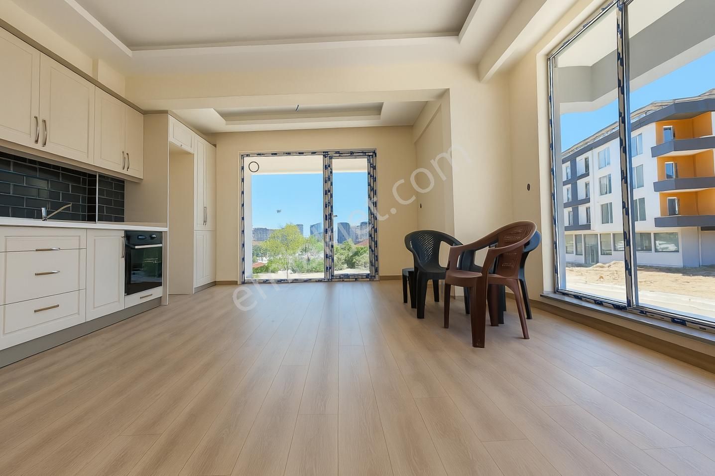 Amerikan Mutfak Önü Açık Manzaralı 2+1 Sıfır Cadde Yanı Daire
