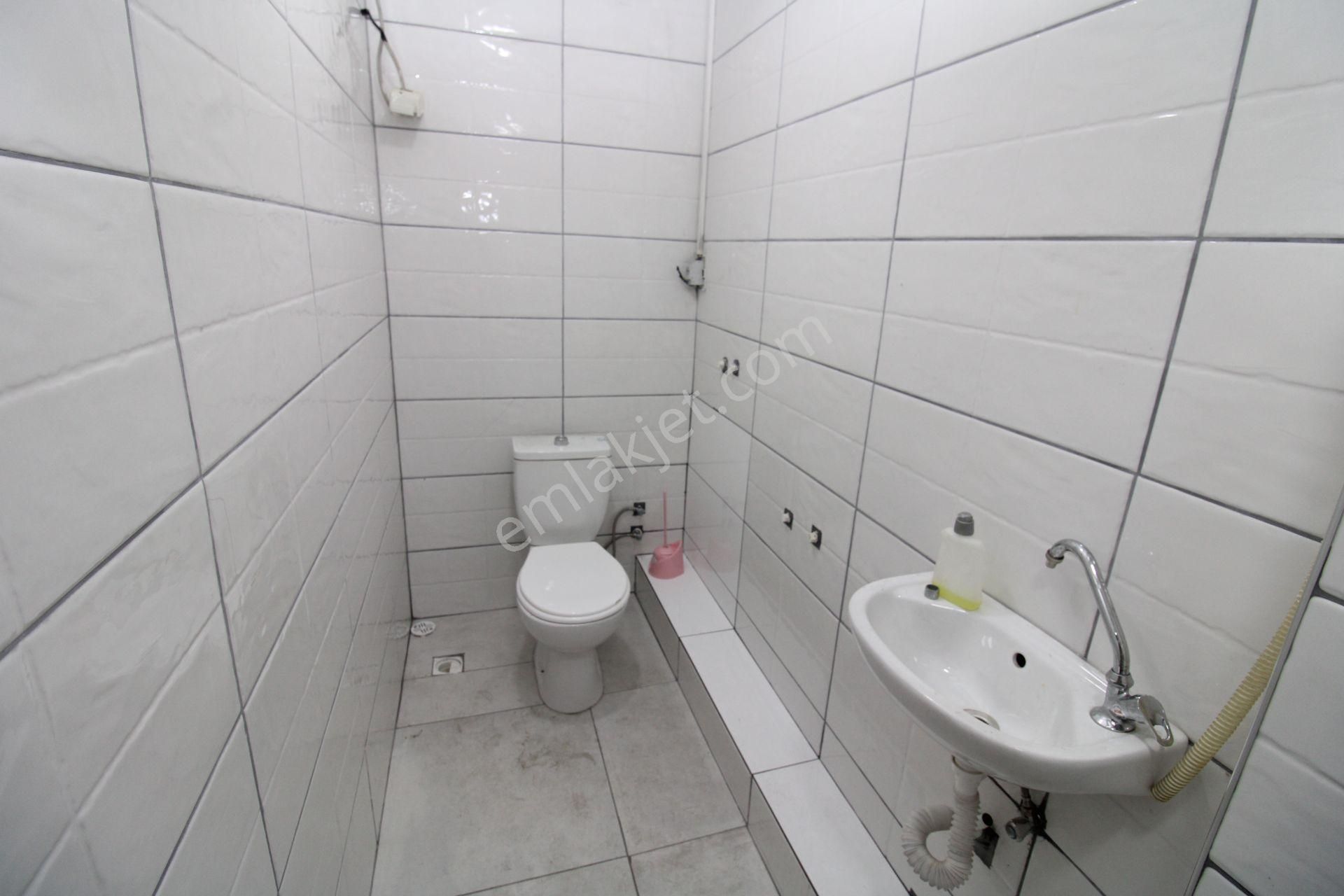 Re/max'ten Alemdağ Caddesini Gören, Metroya 2 Dk Dükkan