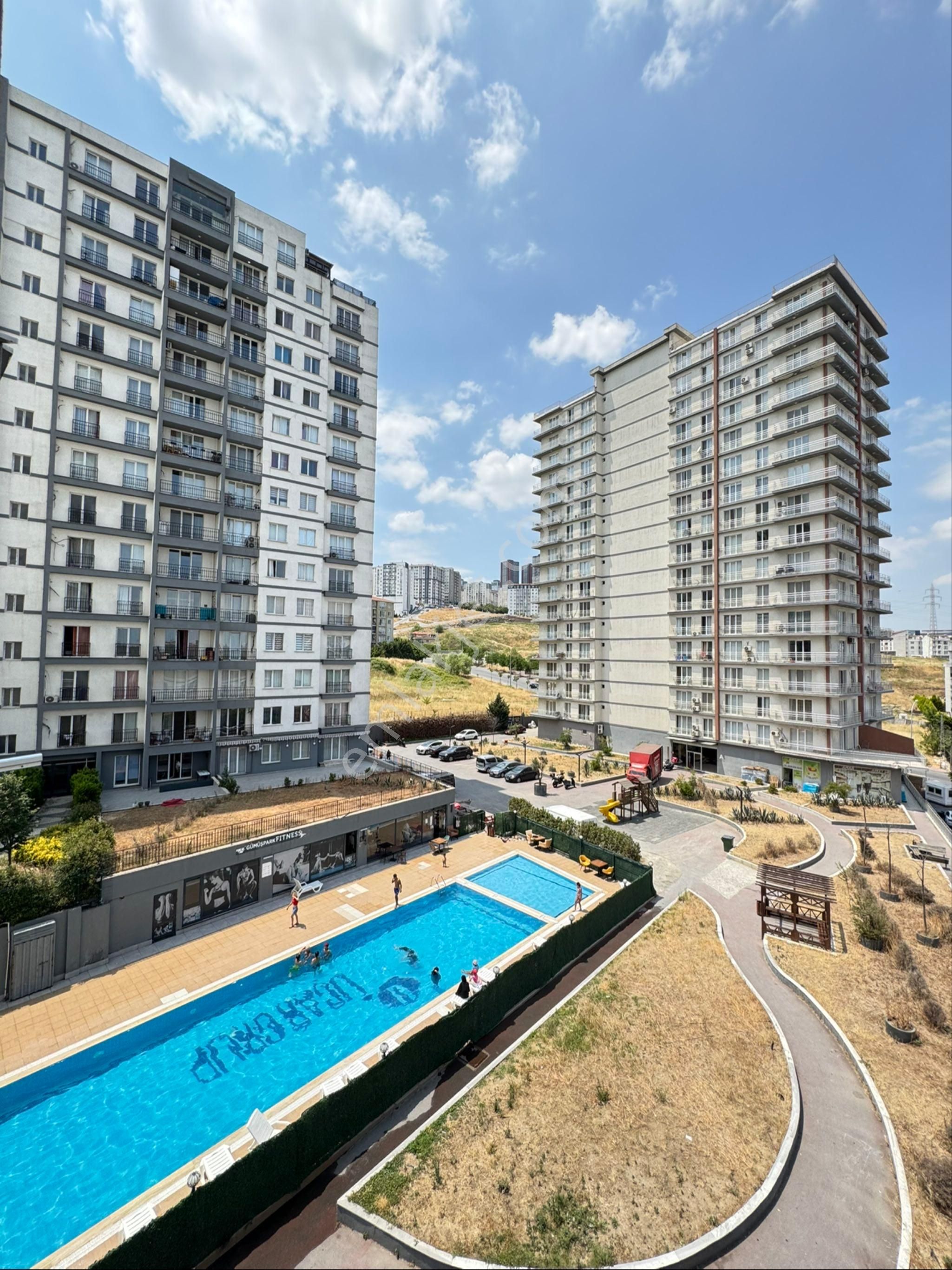Cumhuriyet Mahallesi Metrobüsün Dibinde 3+1 Site İçi Daire