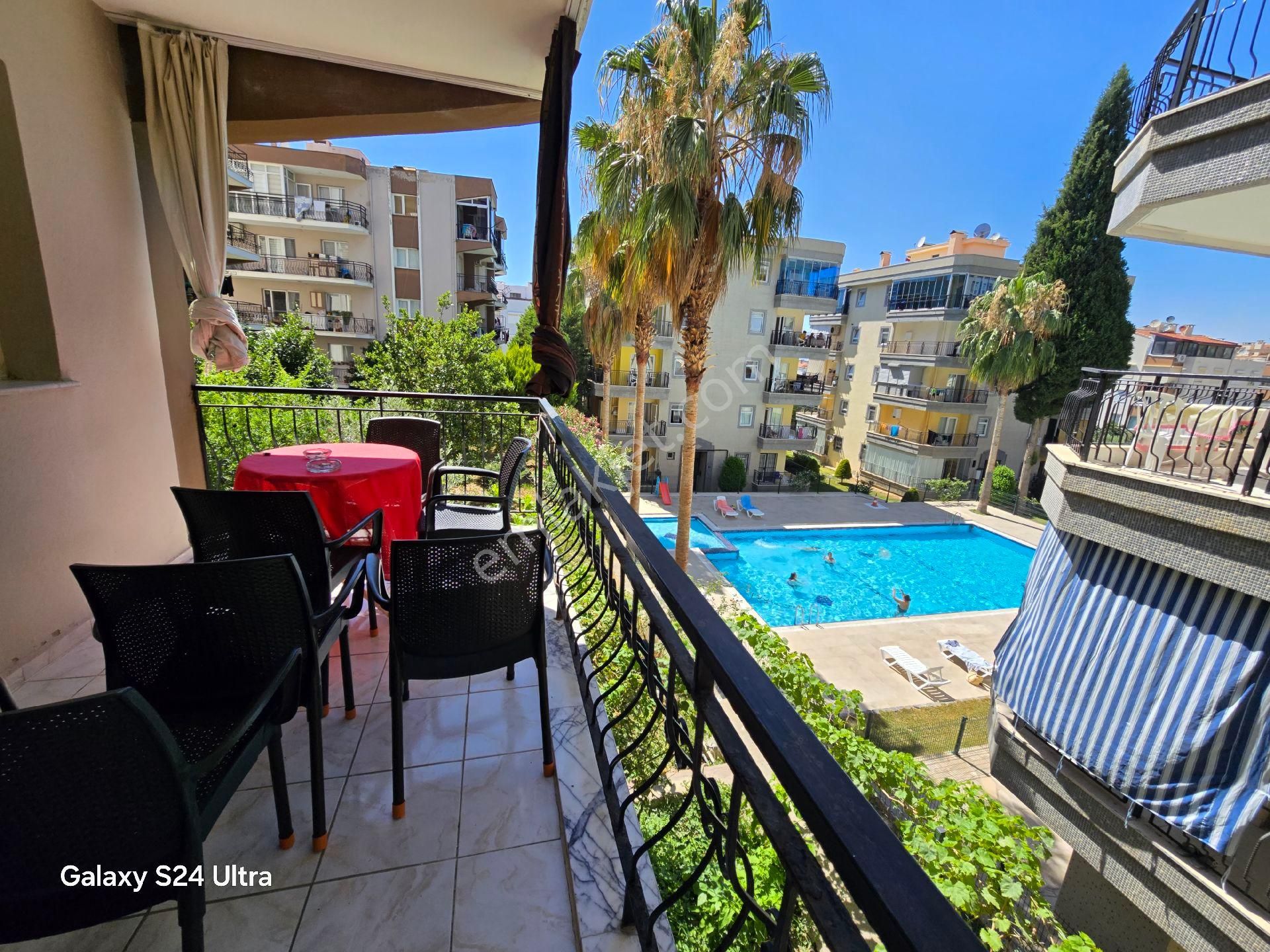 Kuşadası Ege Mahallesinde Havuzlu Güvenlikli Sitede Doğalgazlı Geniş 3+1 Daire