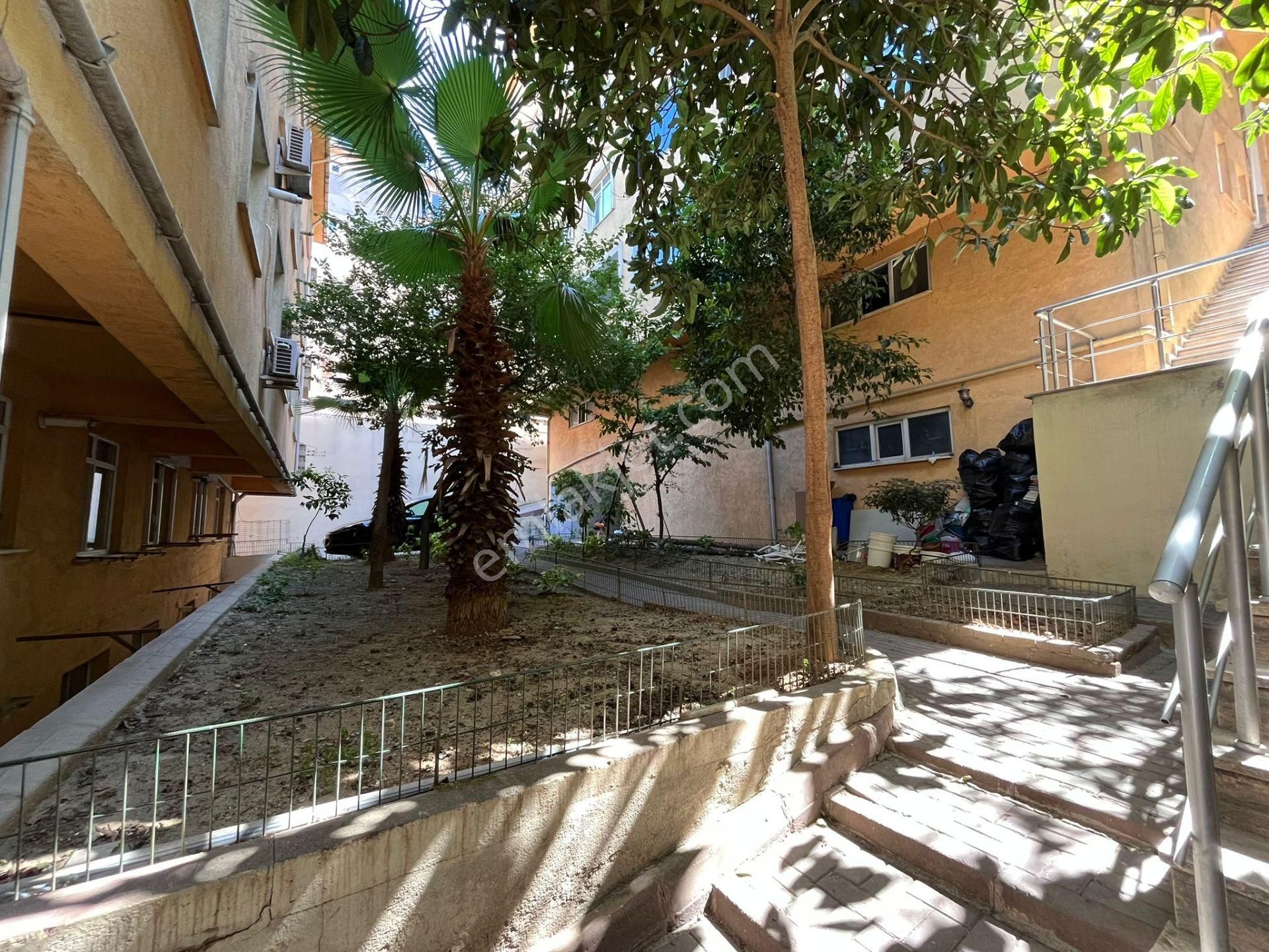 Site İçinde Güvenlikli 3+1 Metro Hattına 3 Dk Mesafe Daire