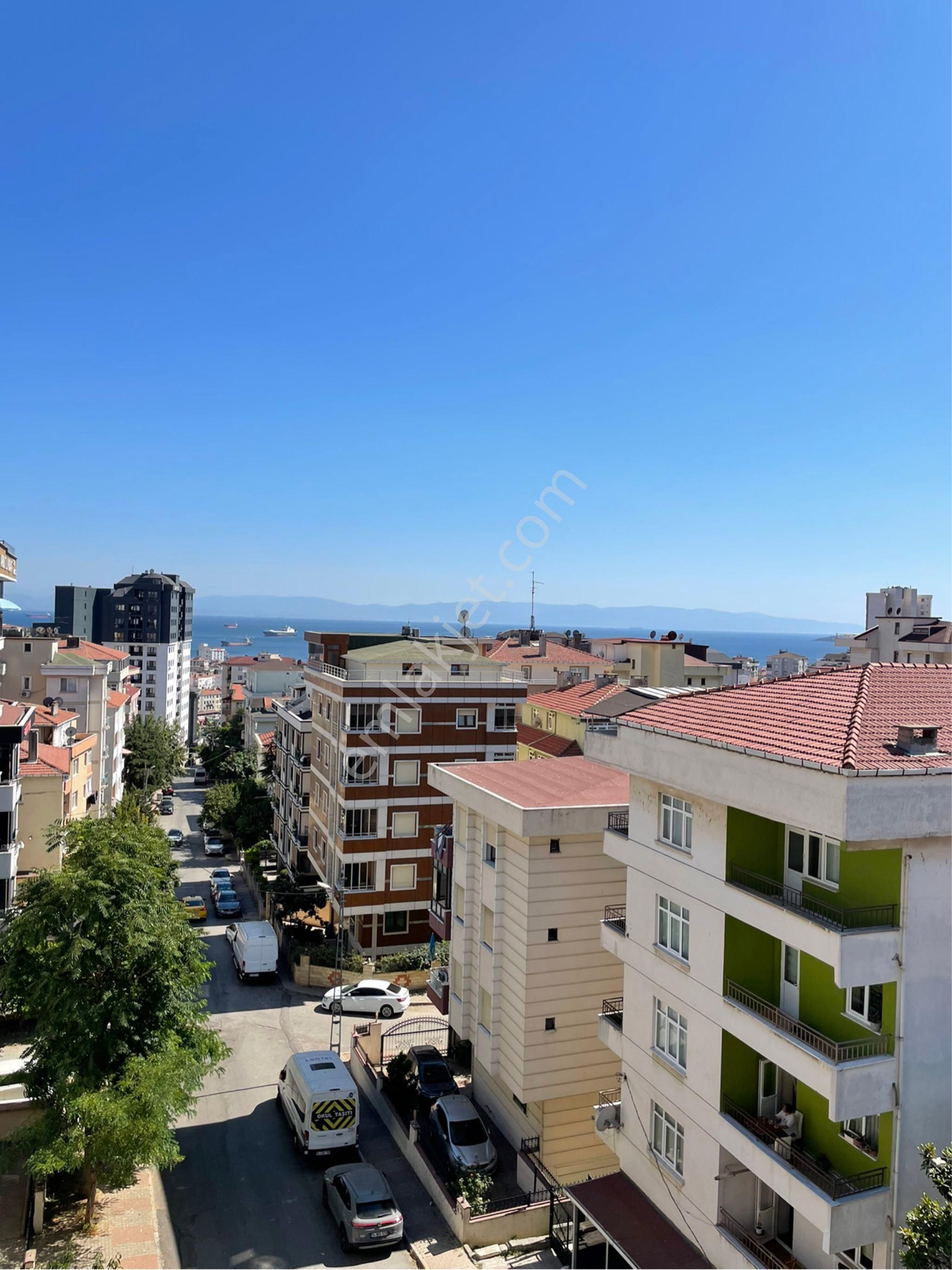 Kartal Karlıktepe’de Deniz Manzaralı Satılık Arakat Daire