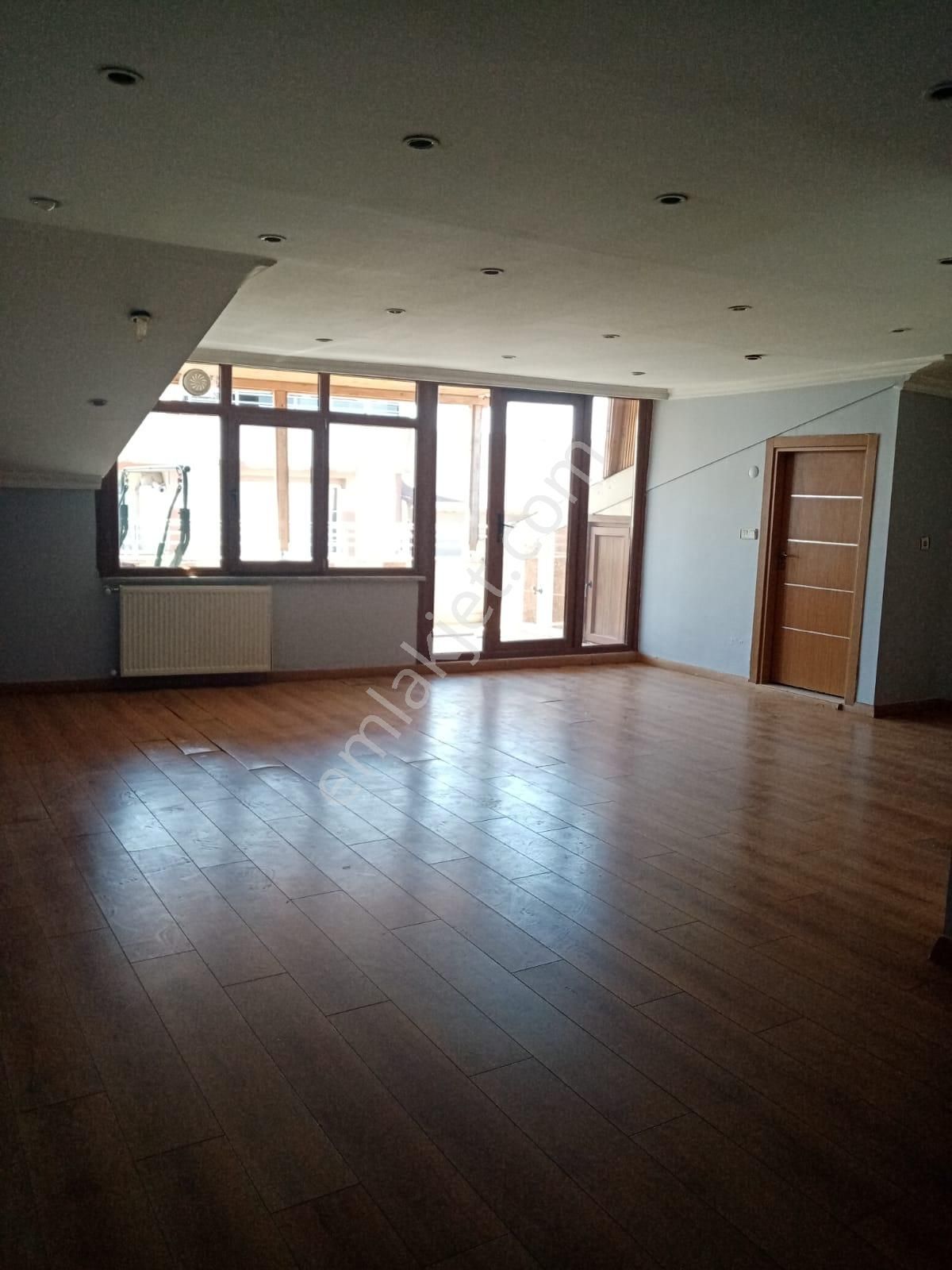 Esenyurt Kıraç Şehitler Mahallesi 3+1 120 M2 Kiralık Dubleks Daire Teraslı Ana Caddeye Yakın