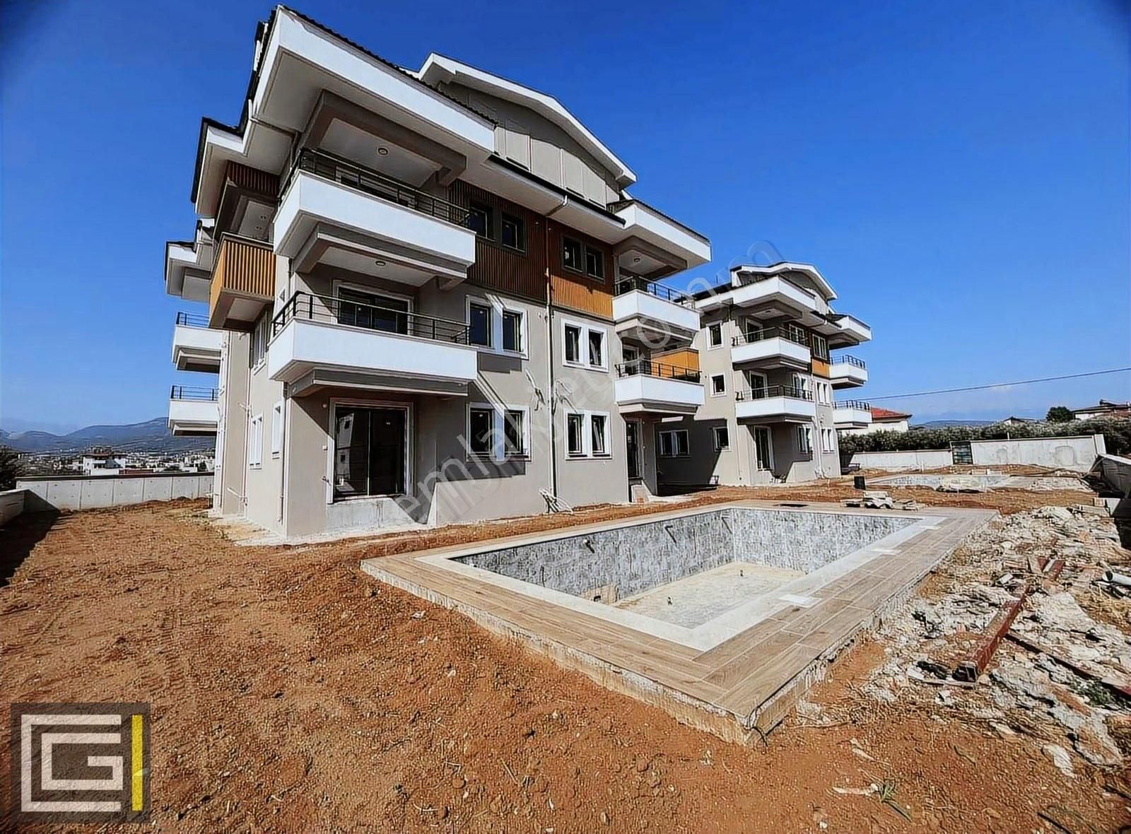 Havuzlu Ve Günlük Kiralamaya Uygun Ara Kat Fırsatı!