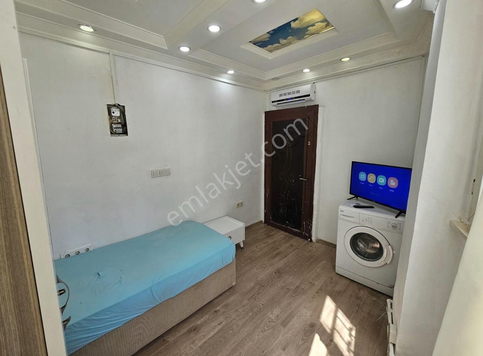 Üsküdar Merkezde Eşyalı İçi Temiz Yenilenmiş Ters Dübkex Daire