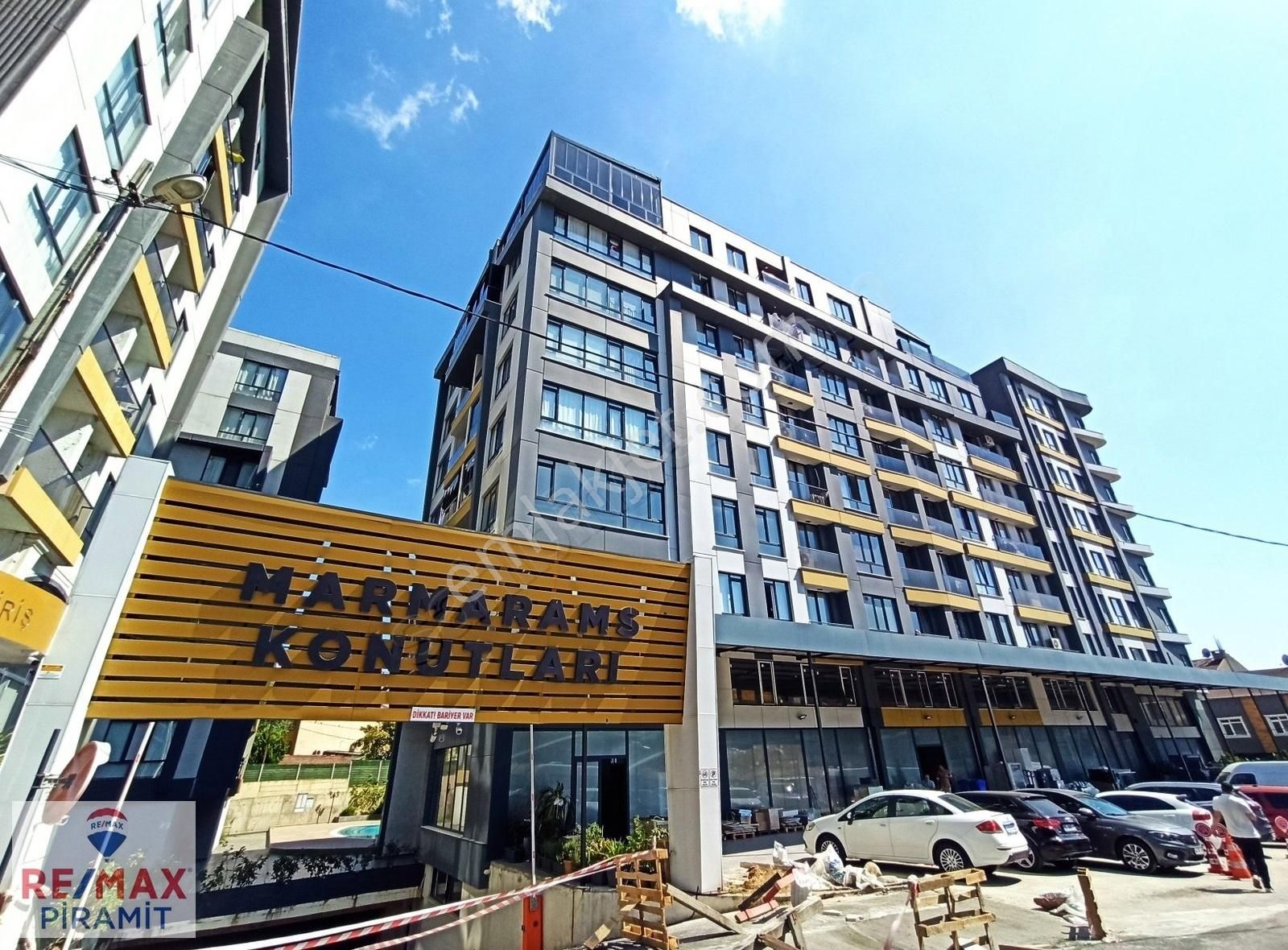 Marmarams Sitesinde Havuz Manzaralı Satılık 2+1 Daire