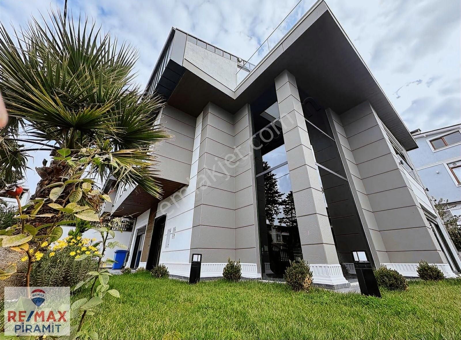Büyükçekmece Güzelce Sahil De Satılık Ultra Lüks Villa