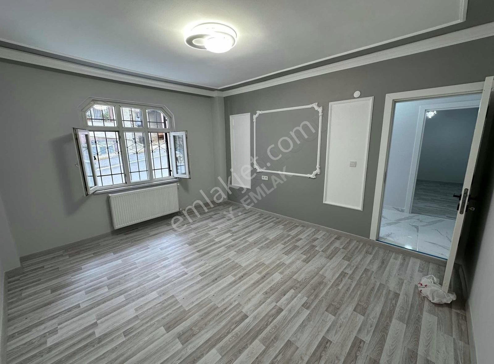 Fatih Meydanının Sokağında İçi Sıfır Kat Eksiği Olan 2+1 90 M2