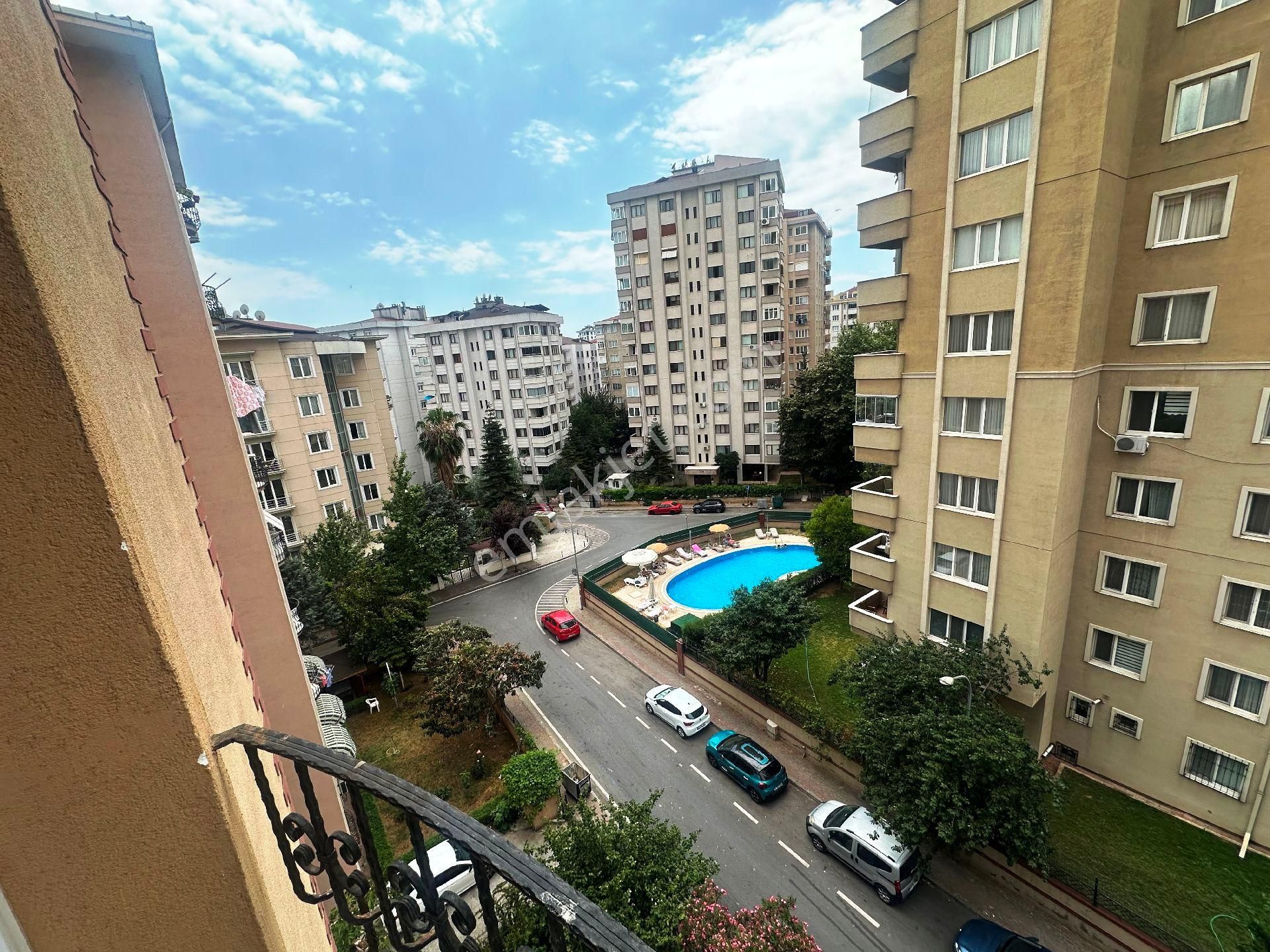 Bostancı'da 130m2 Çift Banyolu Otoparklı Ara Kat Kiralık 3+1