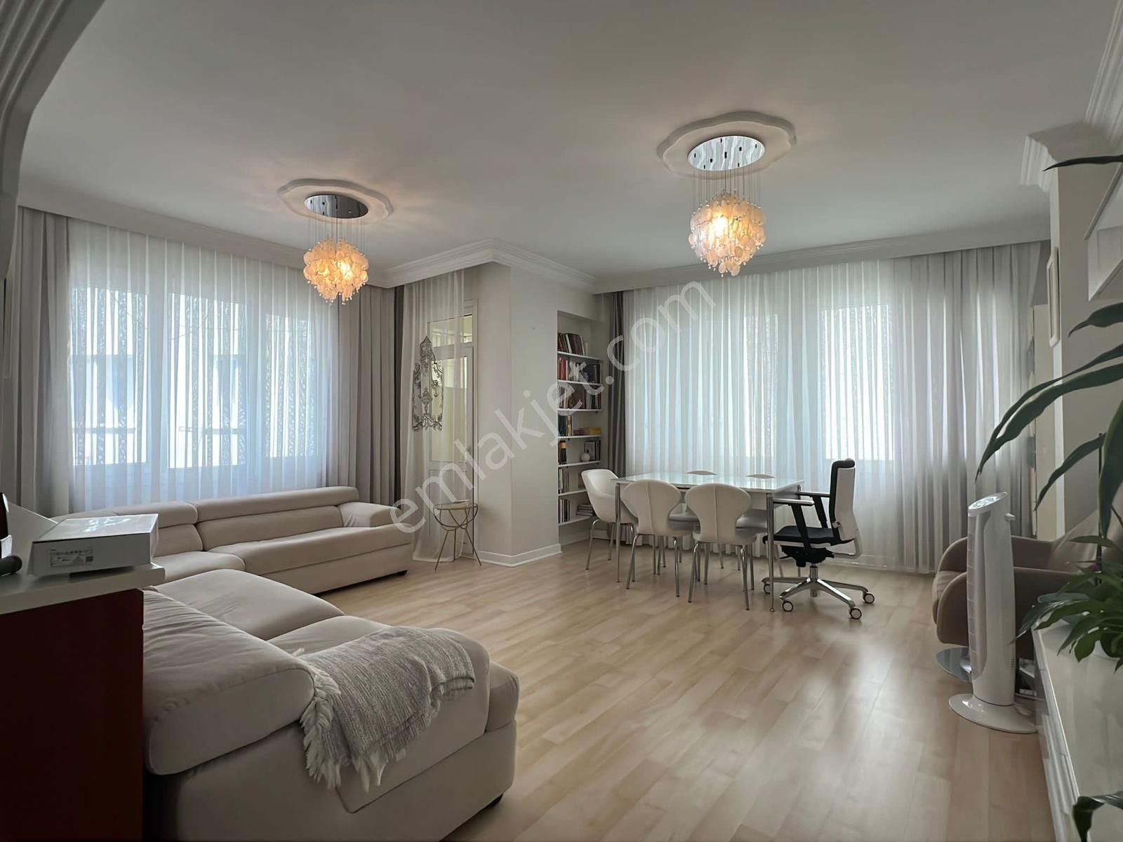 Mecidiyeköy Gülbahar Mah Kapalı Otoparklı Balkonlu Köşe 2+1 Kiralık Daire