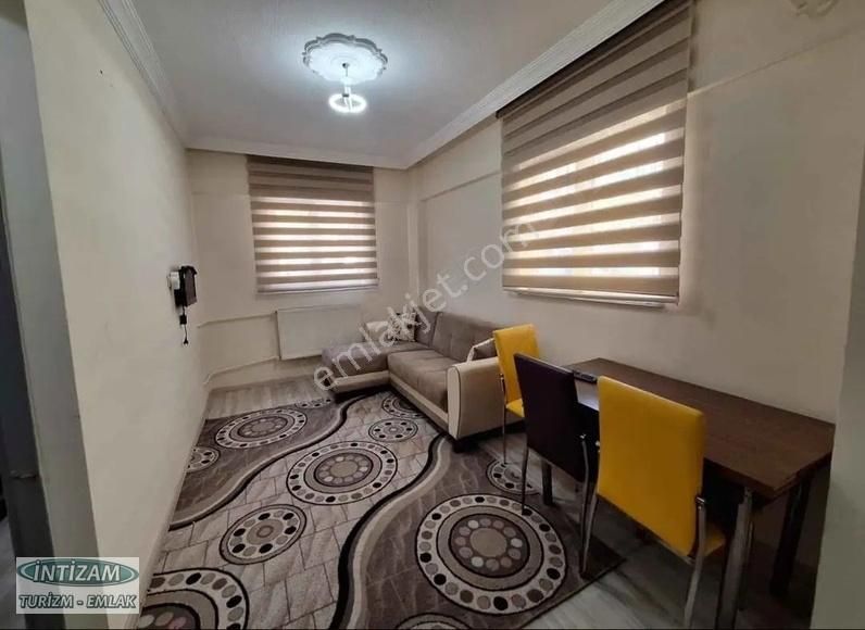 Ana Yola 20 Metre 3 Kişilik Kız Apartı