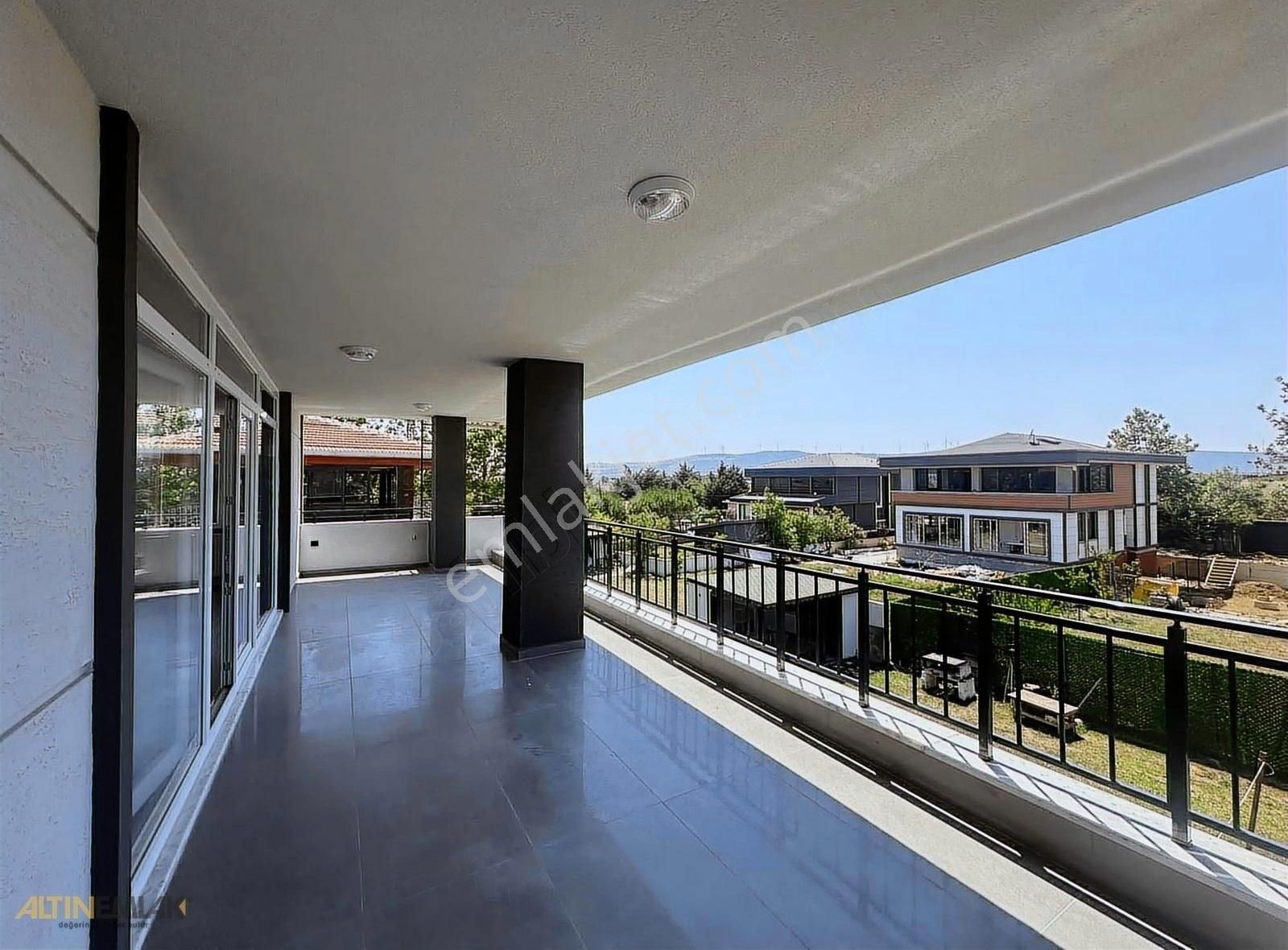 Catalca İzzetin Ceylankent Sitesinde Ful Tadilatlı Fırsat Villa!