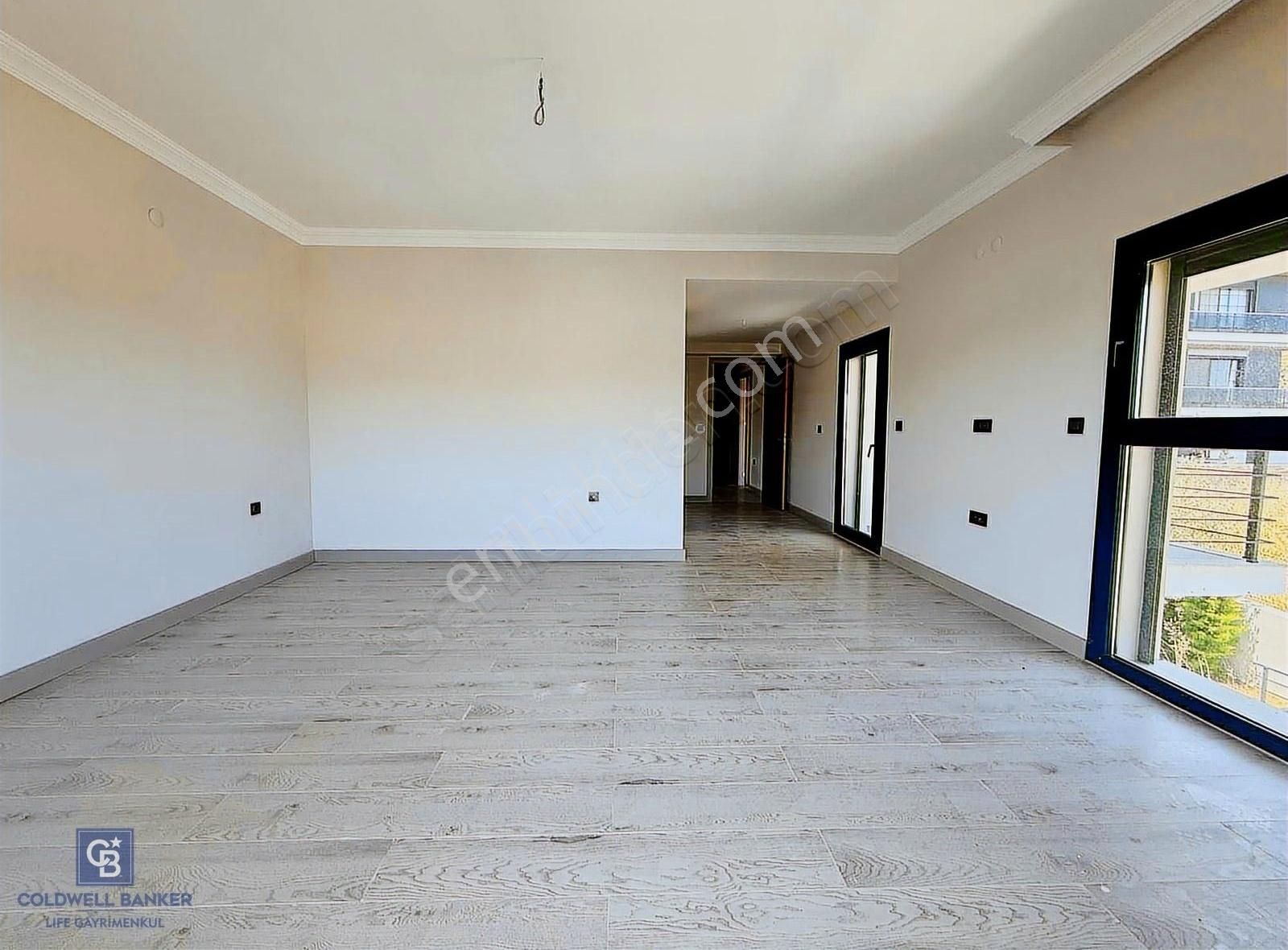 Çeşme'de Eşsiz Lokasyonda Havuzlu Müstakil Tripleks Villa - Görsel 9