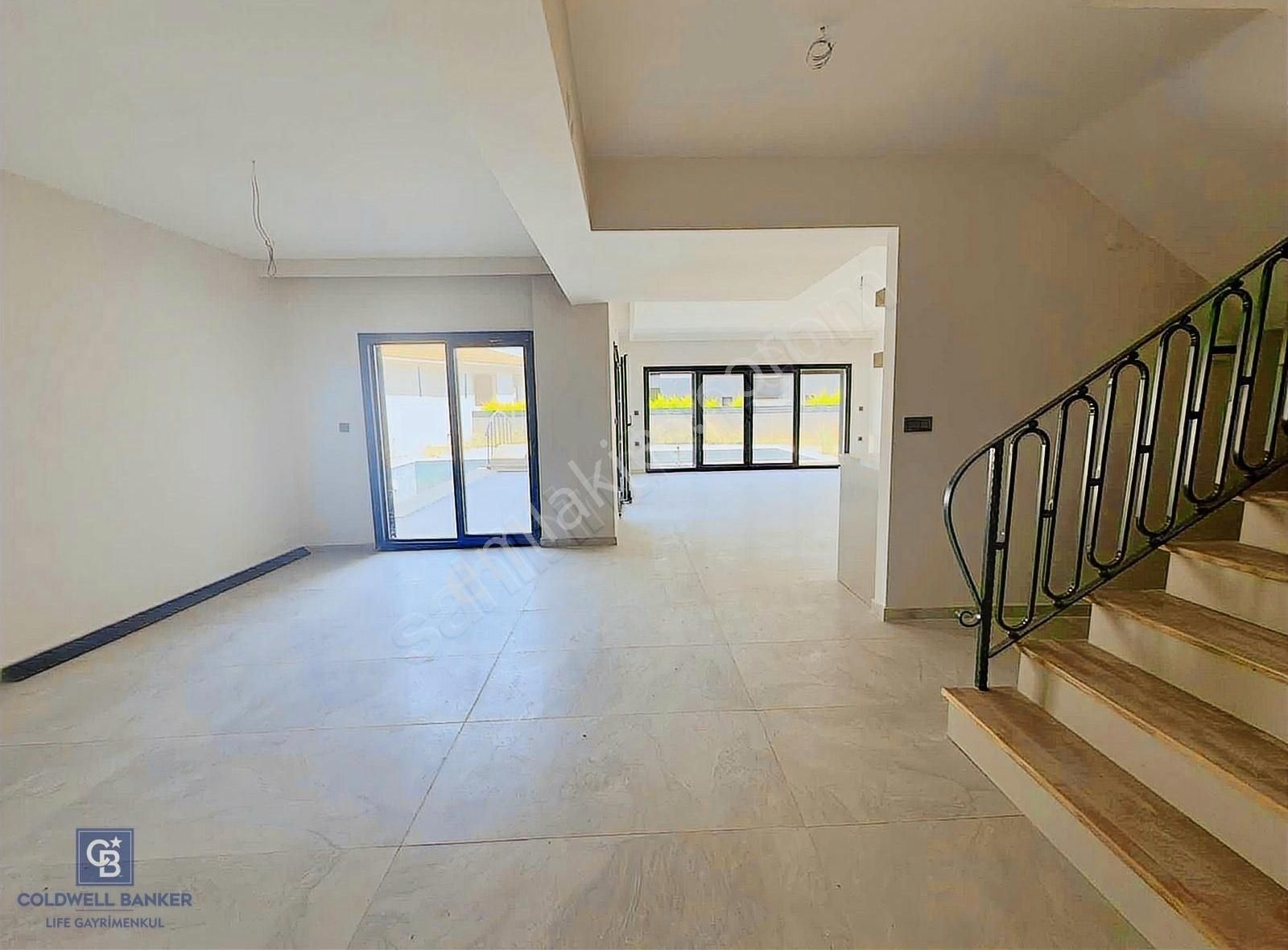 Çeşme'de Eşsiz Lokasyonda Havuzlu Müstakil Tripleks Villa - Görsel 28