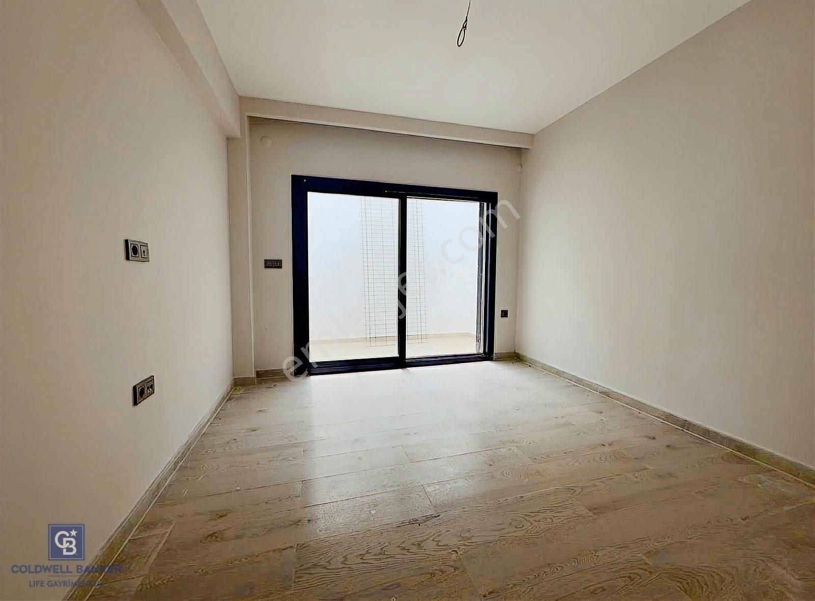 Çeşme'de Eşsiz Lokasyonda Havuzlu Müstakil Tripleks Villa - Görsel 2