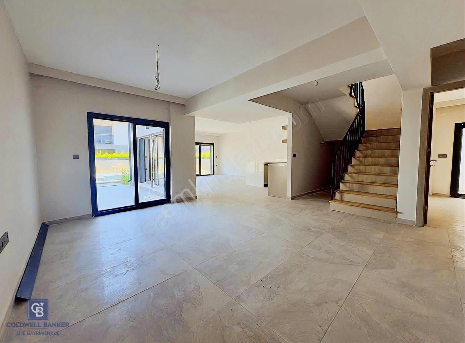 Çeşme'de Eşsiz Lokasyonda Havuzlu Müstakil Tripleks Villa - Görsel 27