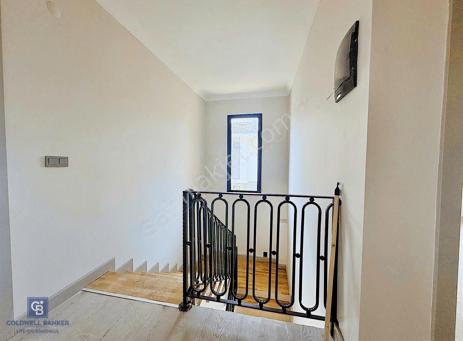 Çeşme'de Eşsiz Lokasyonda Havuzlu Müstakil Tripleks Villa - Görsel 31