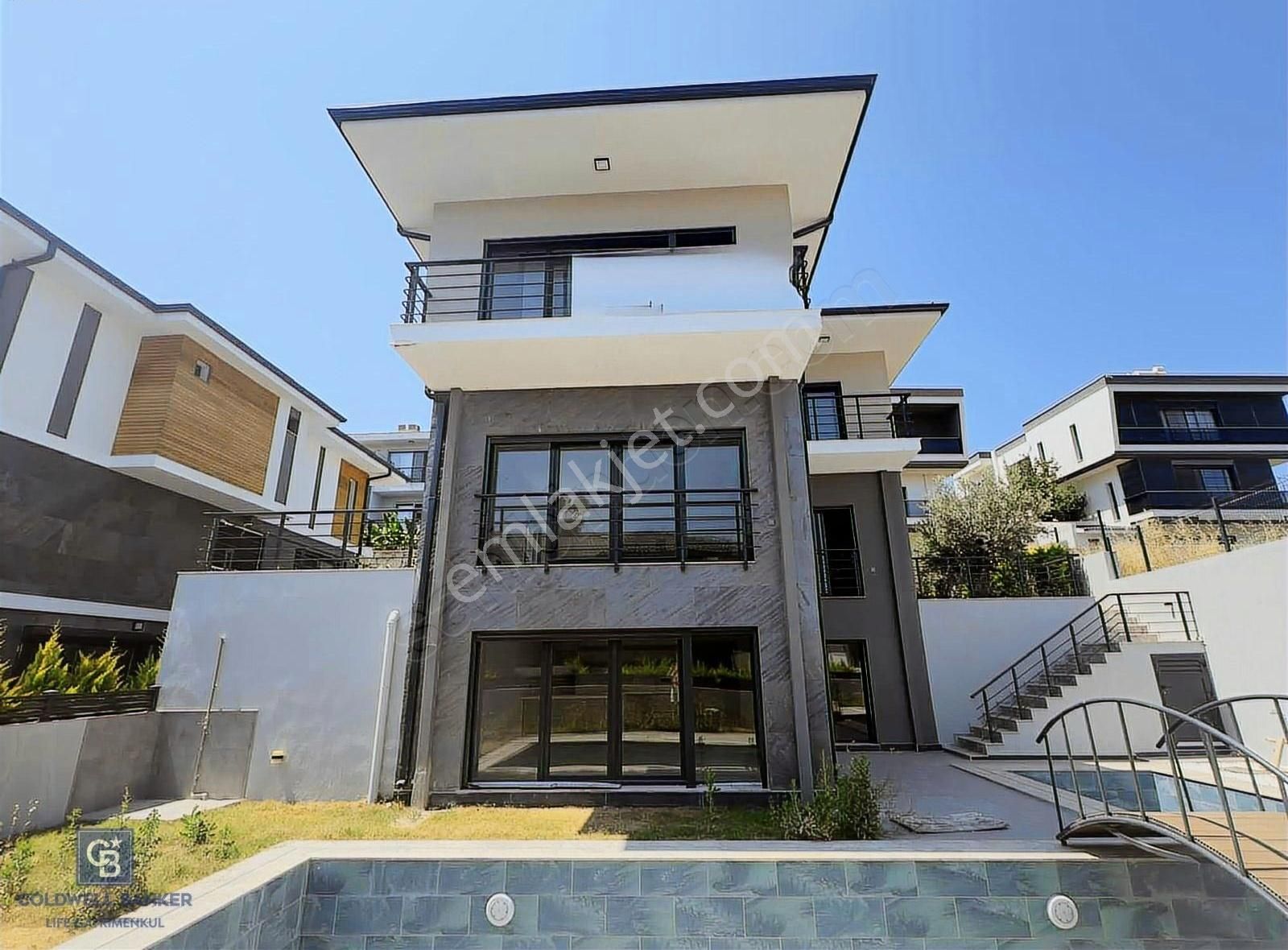 Çeşme'de Eşsiz Lokasyonda Havuzlu Müstakil Tripleks Villa
