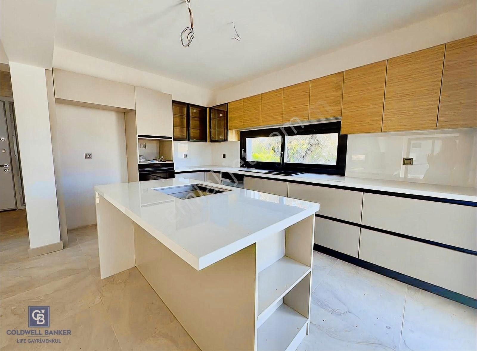 Çeşme'de Eşsiz Lokasyonda Havuzlu Müstakil Tripleks Villa - Görsel 30