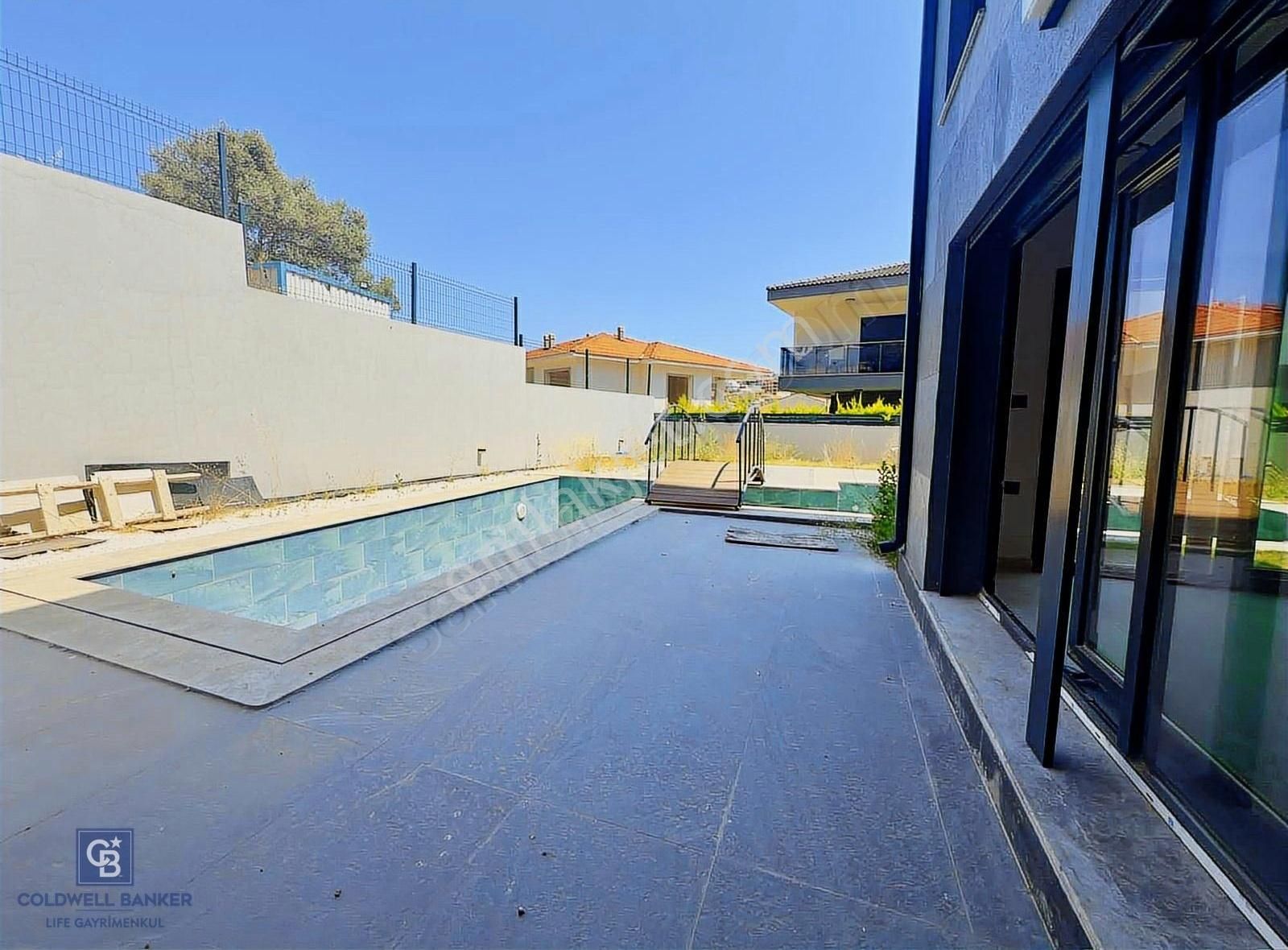 Çeşme'de Eşsiz Lokasyonda Havuzlu Müstakil Tripleks Villa - Görsel 33