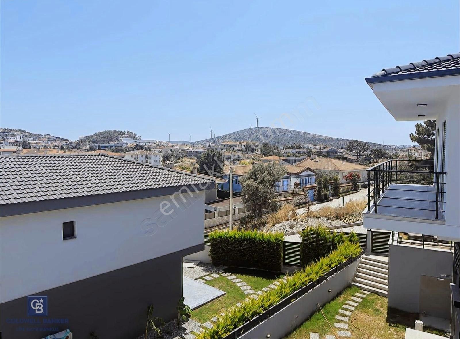 Çeşme'de Eşsiz Lokasyonda Havuzlu Müstakil Tripleks Villa - Görsel 14