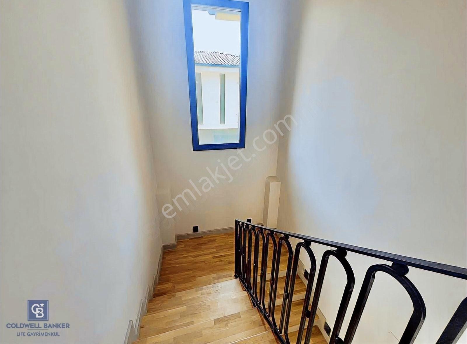 Çeşme'de Eşsiz Lokasyonda Havuzlu Müstakil Tripleks Villa - Görsel 13