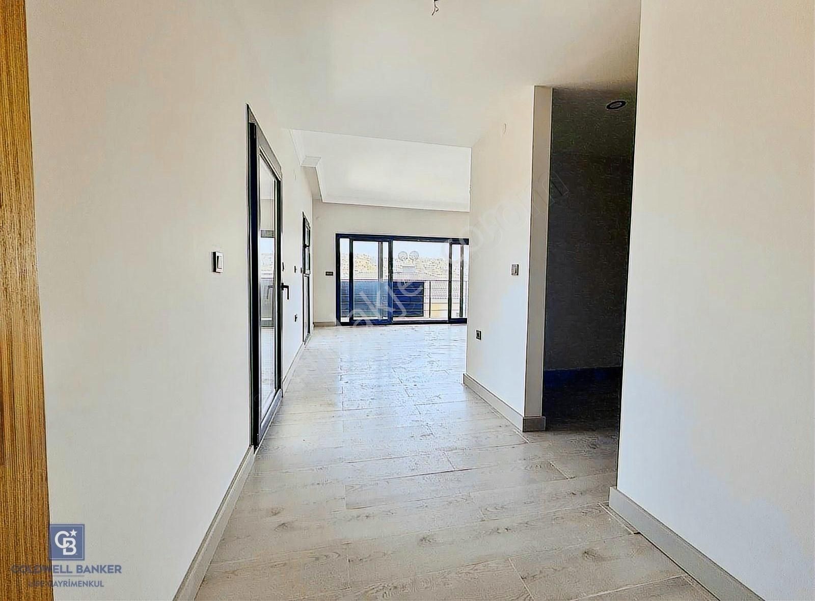 Çeşme'de Eşsiz Lokasyonda Havuzlu Müstakil Tripleks Villa - Görsel 26