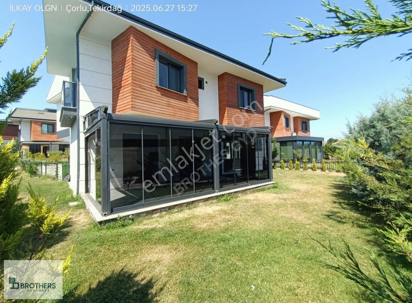 Brothersdan Önerlerde 390m2 4+1 İskanlı Satılık Villa