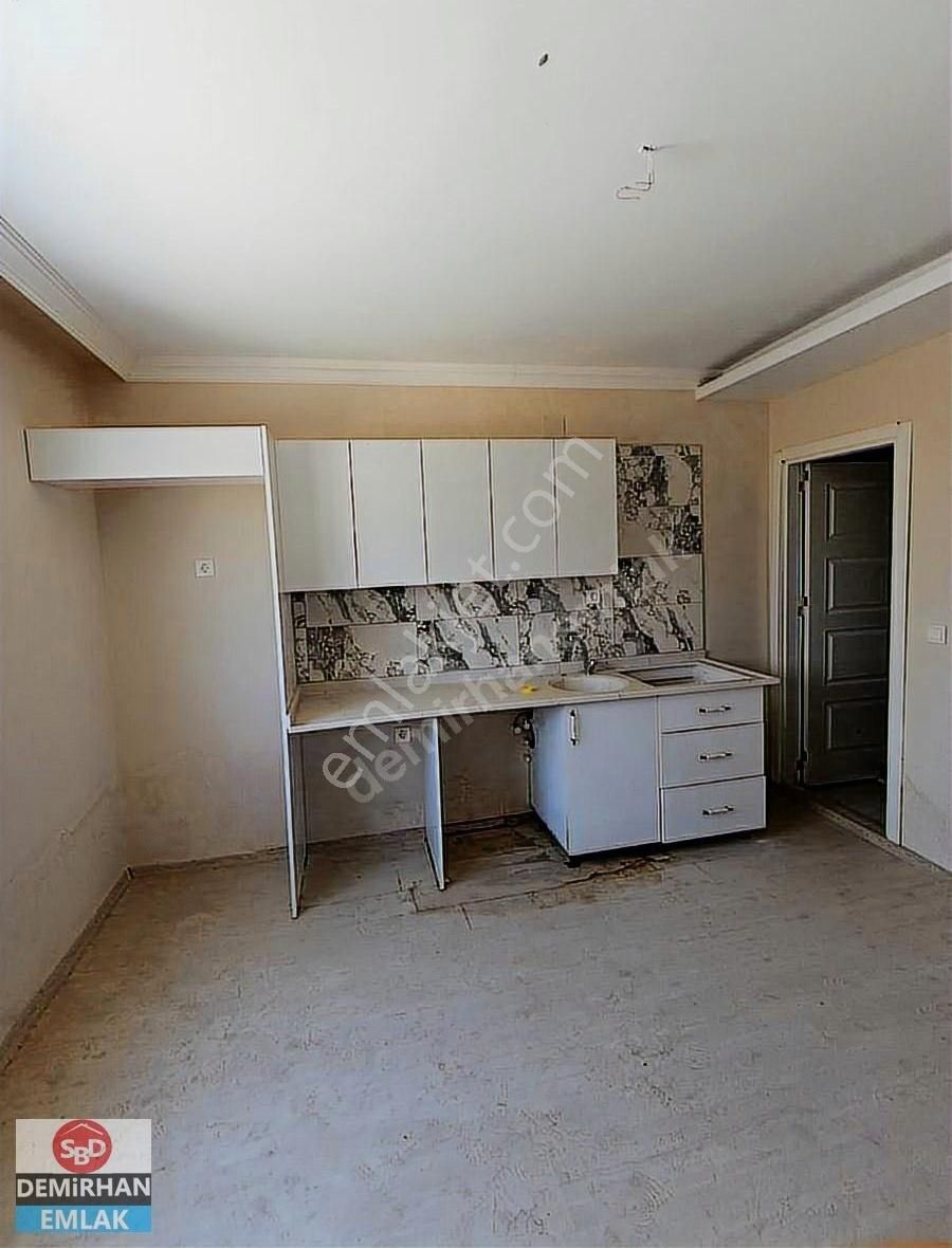 Demirhan Emlak'tan Caddeye Yakın Kiralık 1+1 Daire
