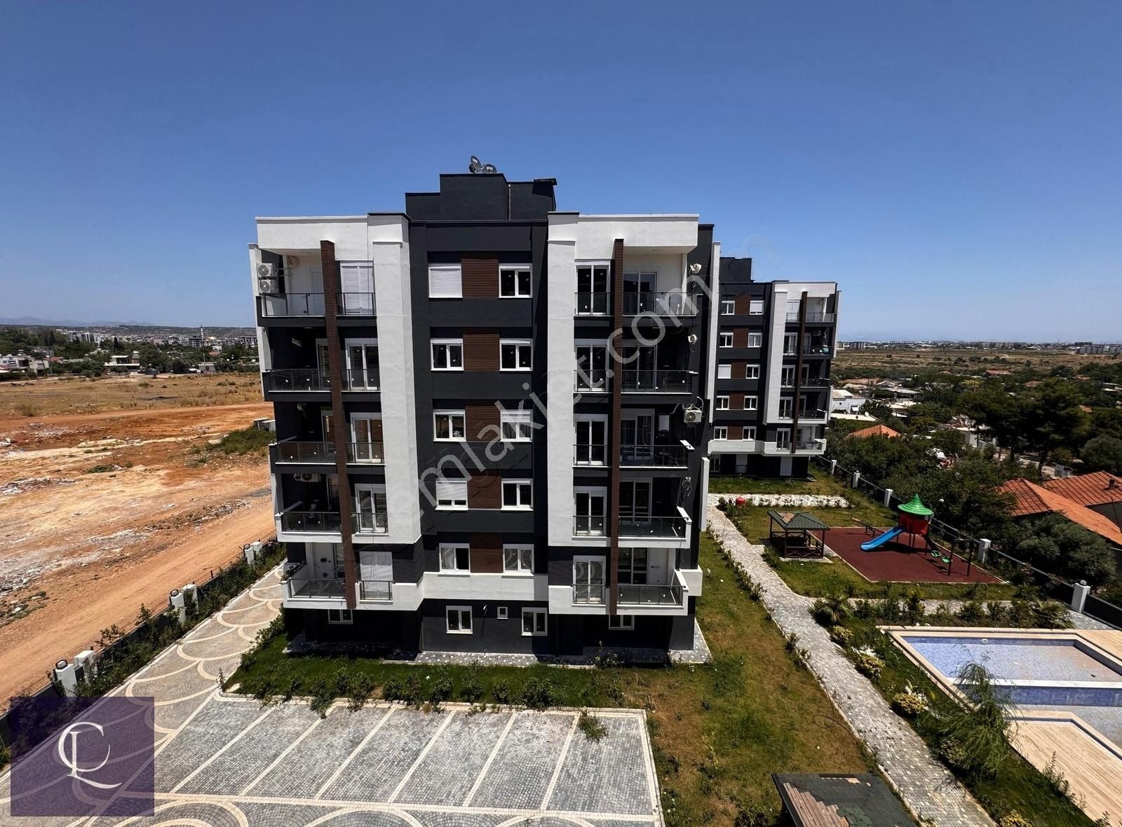 Habibler Mah. Havuzlu Site İçerisinde Sıfır Lüks 2+1 Katta Daire