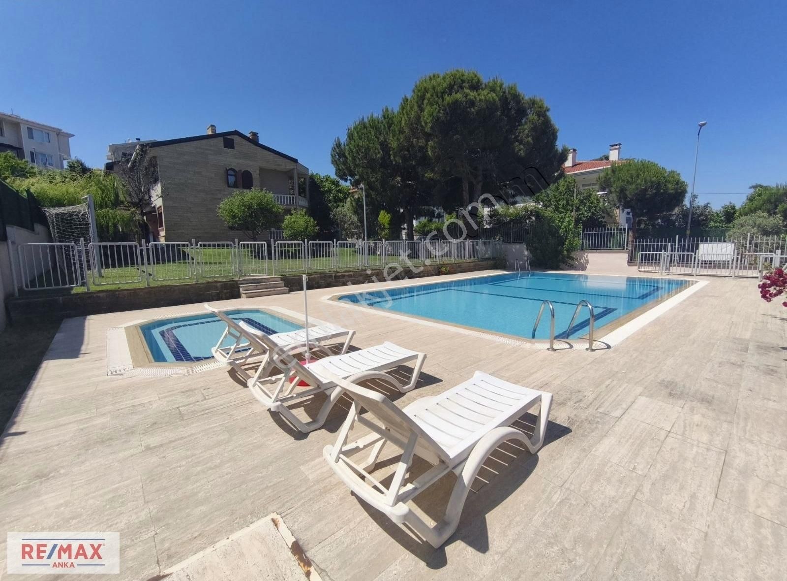 Şile'de İçerisinde 2 Adet Villa+havuz Olan 1014 M2 Satılık Arsa