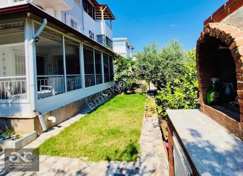 Denize Sıfır Sitede Geniş Bahçeli Eşyalı Deniz Manzaralı Yazlık - Görsel 11