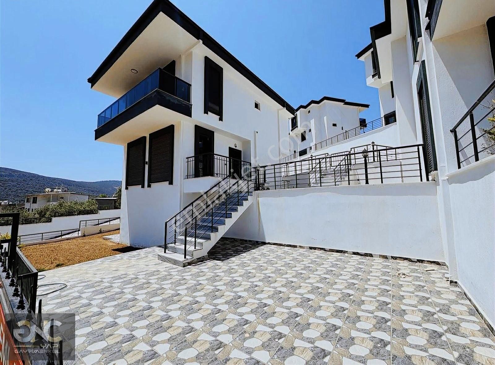Havuzlu Özel Sitede Geniş Kullanımlı Müstakil 5+1 Villa - Görsel 10