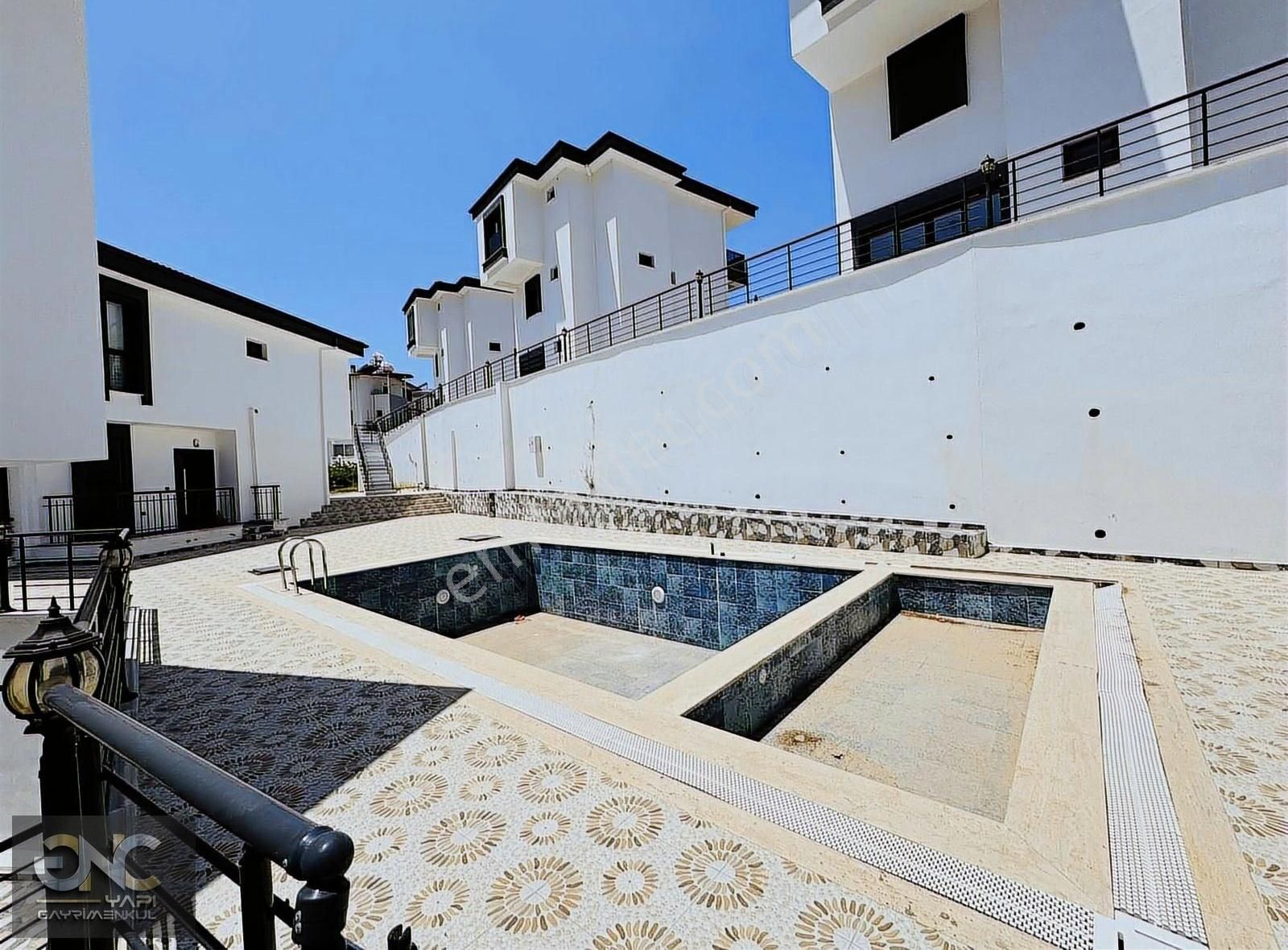 Havuzlu Özel Sitede Geniş Kullanımlı Müstakil 5+1 Villa - Görsel 34