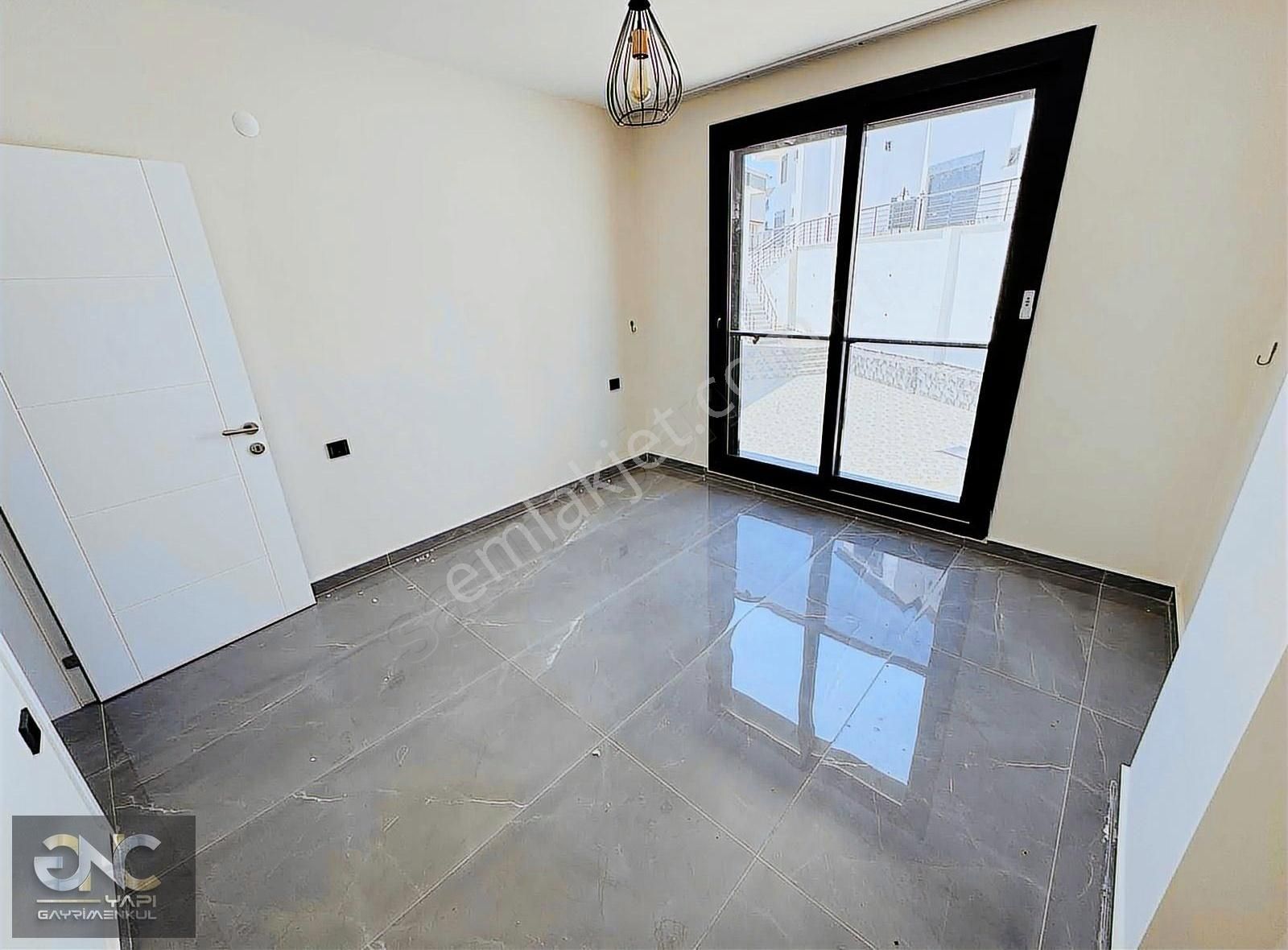 Havuzlu Özel Sitede Geniş Kullanımlı Müstakil 5+1 Villa - Görsel 26