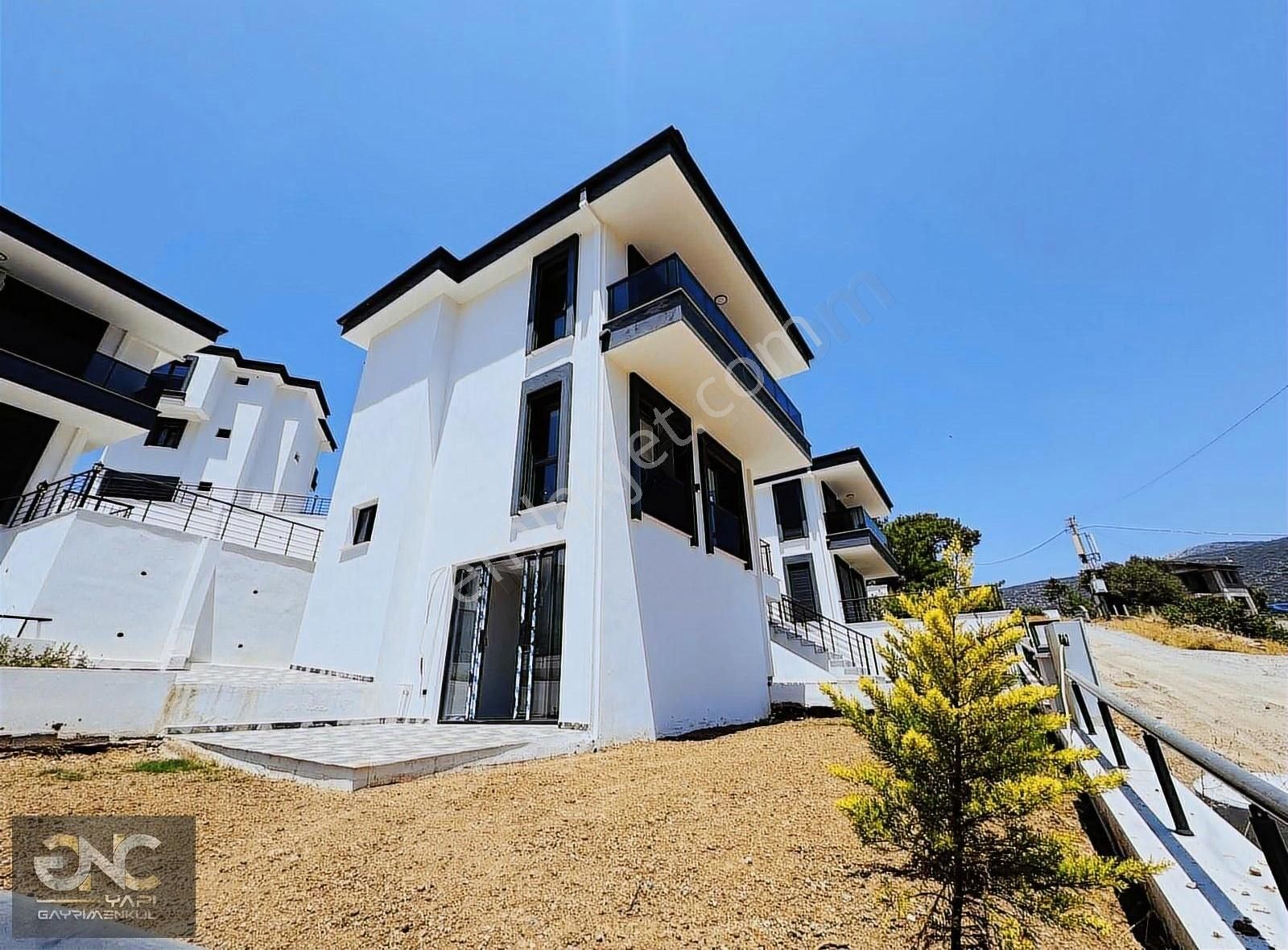 Havuzlu Özel Sitede Geniş Kullanımlı Müstakil 5+1 Villa - Görsel 11
