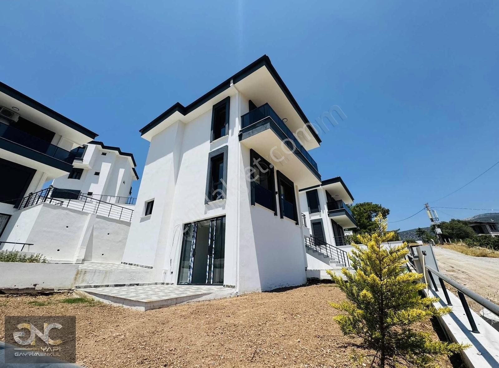 Havuzlu Özel Sitede Geniş Kullanımlı Müstakil 5+1 Villa - Görsel 16