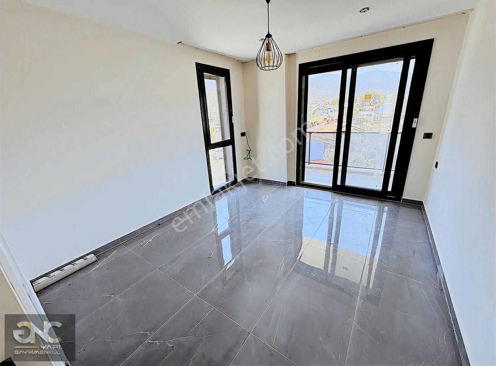 Havuzlu Özel Sitede Geniş Kullanımlı Müstakil 5+1 Villa - Görsel 27