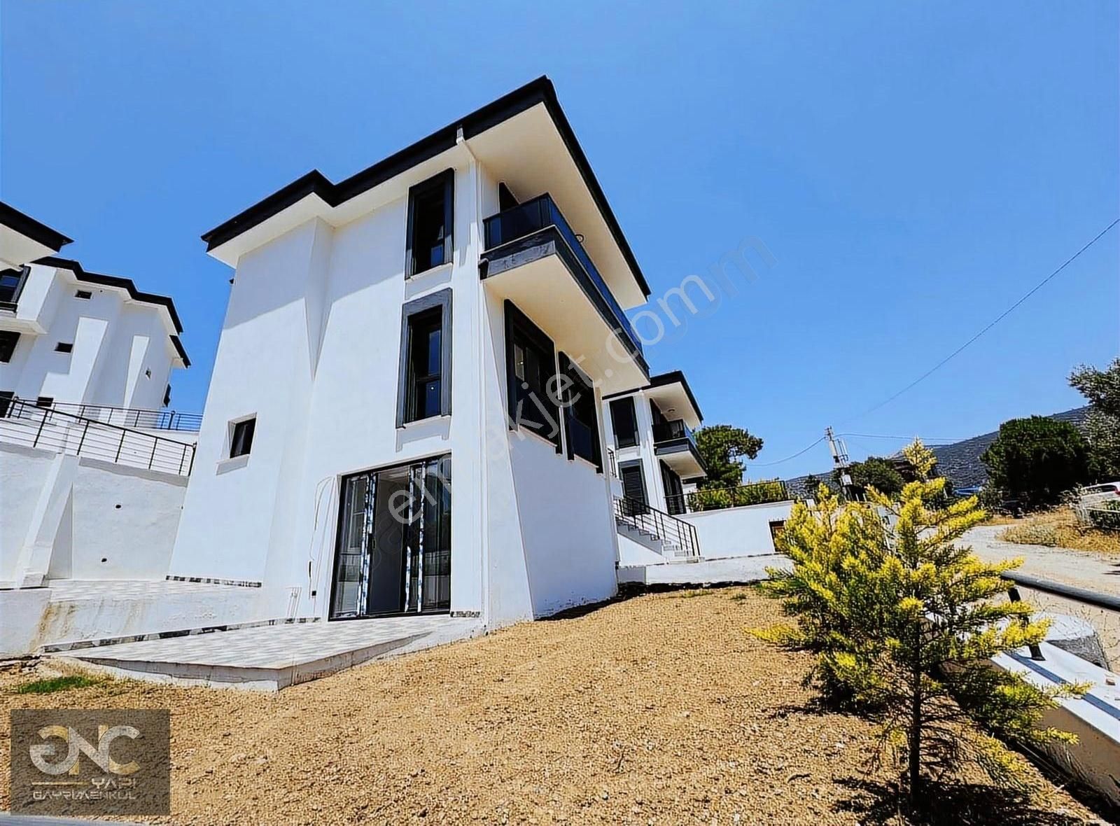 Havuzlu Özel Sitede Geniş Kullanımlı Müstakil 5+1 Villa - Görsel 8