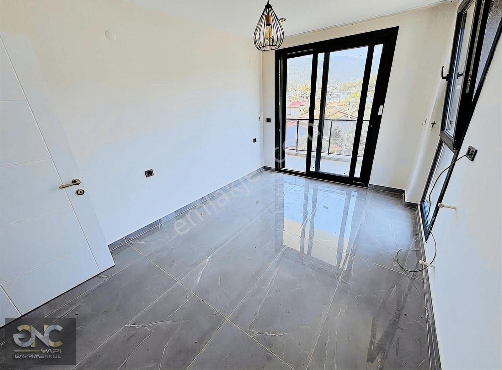 Havuzlu Özel Sitede Geniş Kullanımlı Müstakil 5+1 Villa - Görsel 23