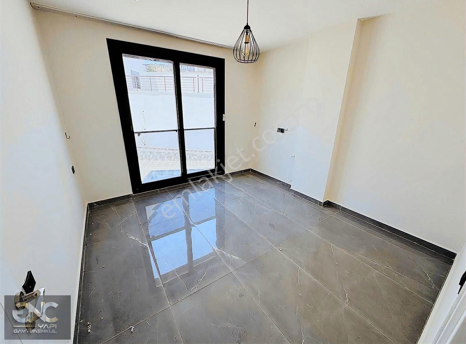 Havuzlu Özel Sitede Geniş Kullanımlı Müstakil 5+1 Villa - Görsel 21