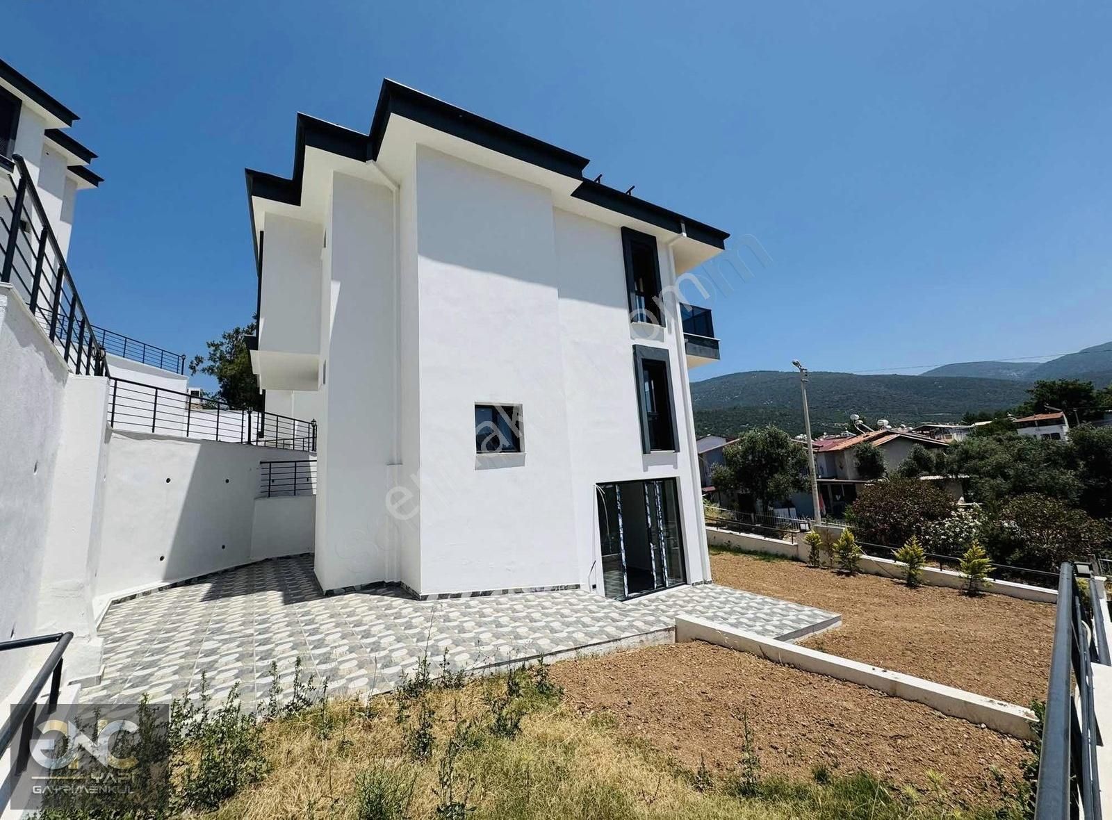 Havuzlu Özel Sitede Geniş Kullanımlı Müstakil 5+1 Villa - Görsel 15