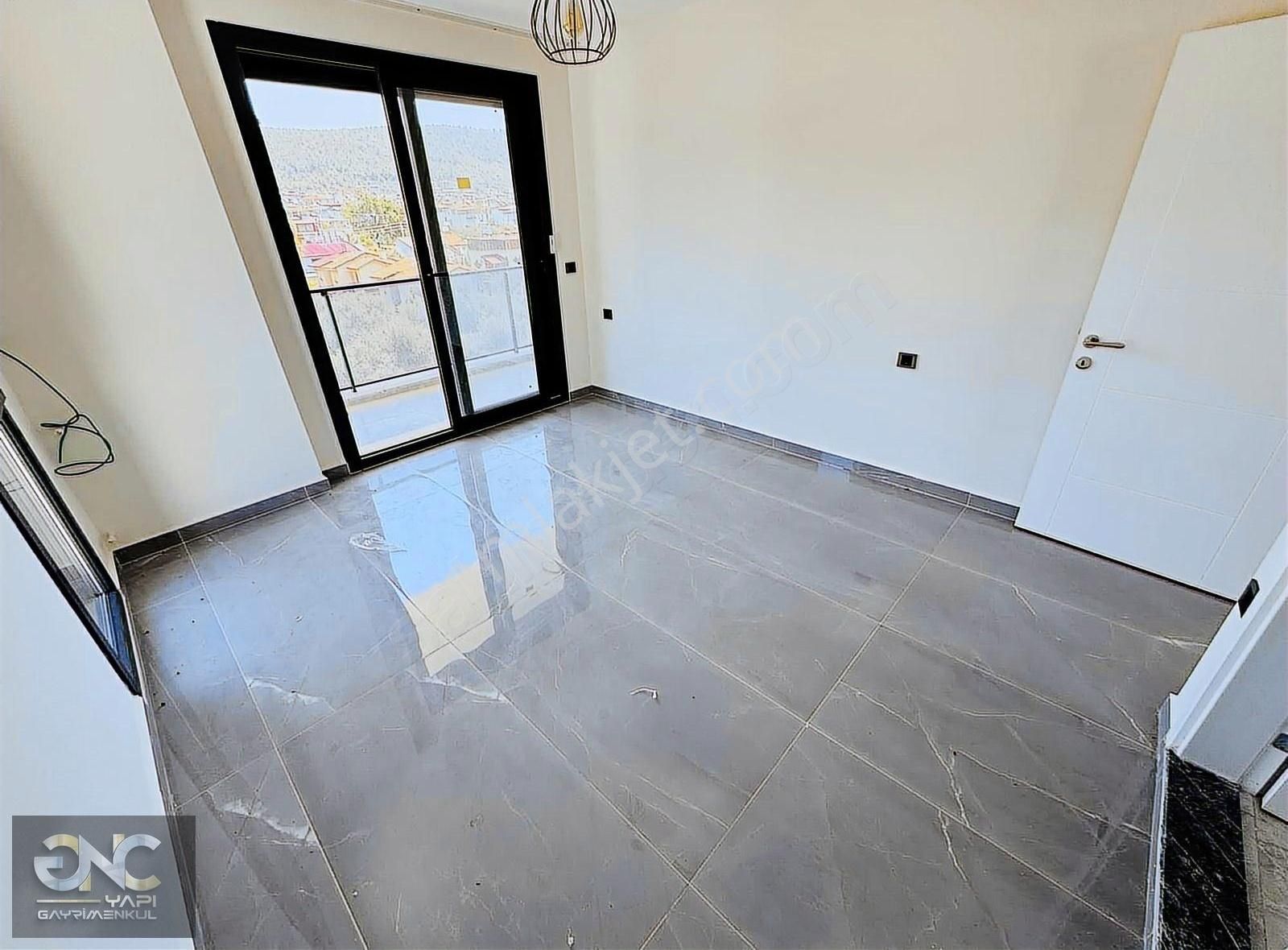 Havuzlu Özel Sitede Geniş Kullanımlı Müstakil 5+1 Villa - Görsel 13