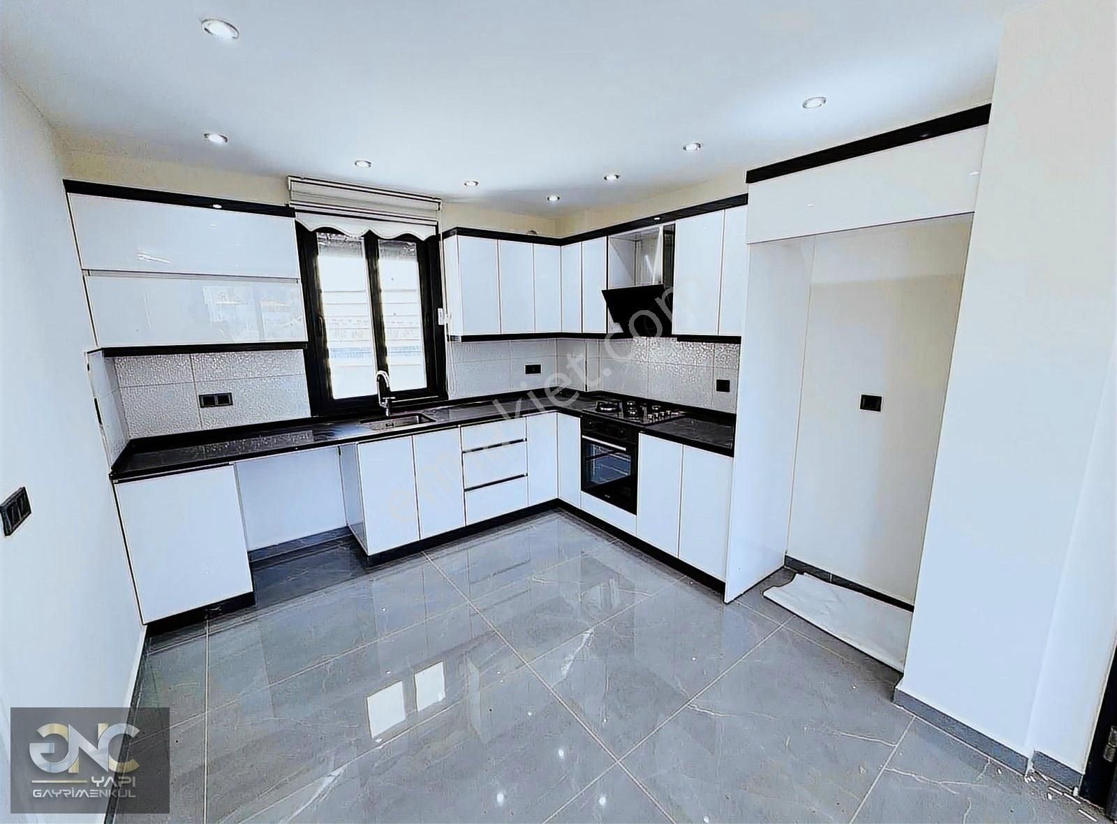Havuzlu Özel Sitede Geniş Kullanımlı Müstakil 5+1 Villa - Görsel 25