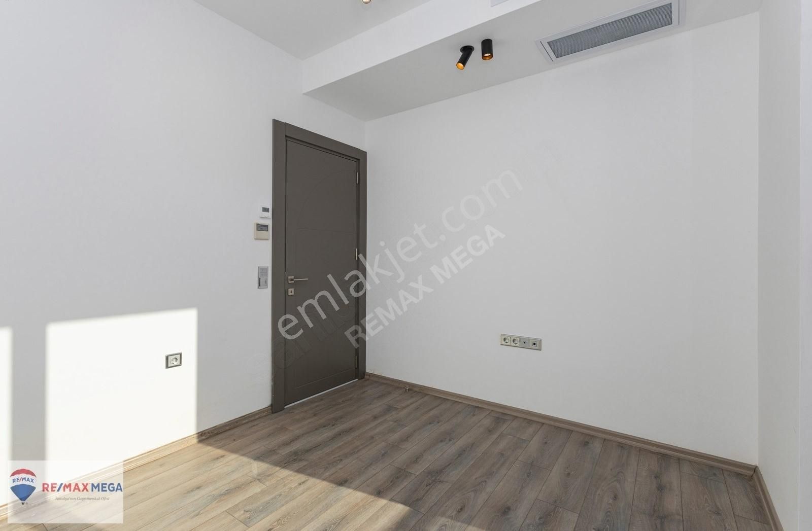 Döşemealtı Ağagölü'nde Ormanla İç İçe Modern Şık Villa - Görsel 7