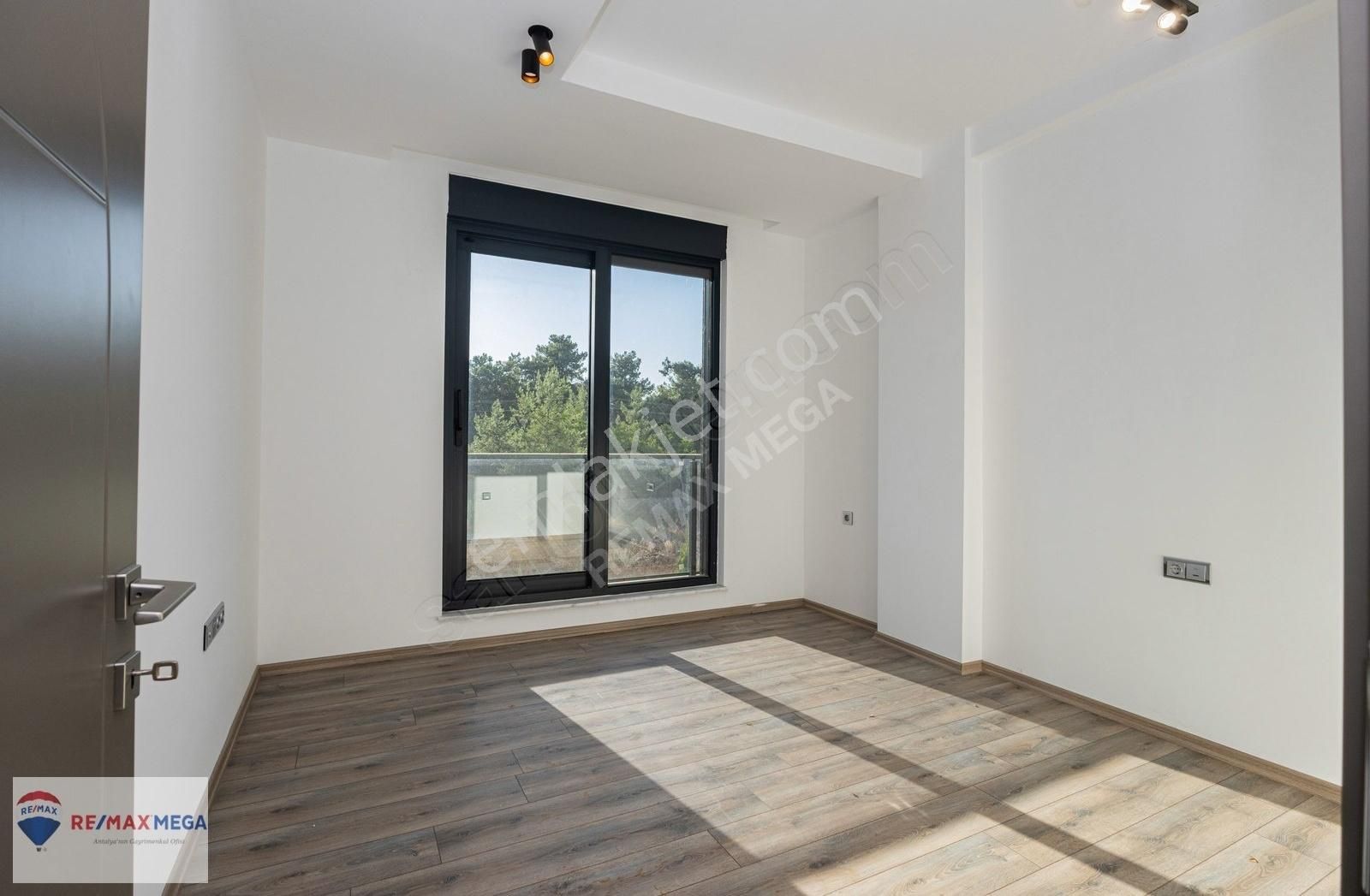 Döşemealtı Ağagölü'nde Ormanla İç İçe Modern Şık Villa - Görsel 29